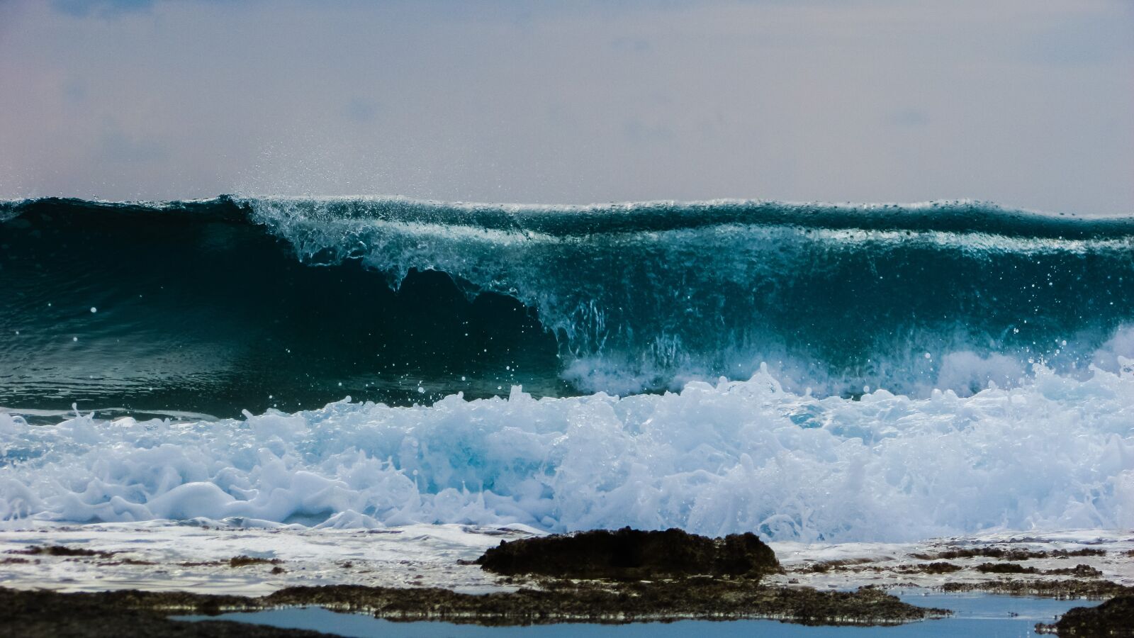 Canon PowerShot SX400 IS sample photo. Wave, smashing, foam photography
