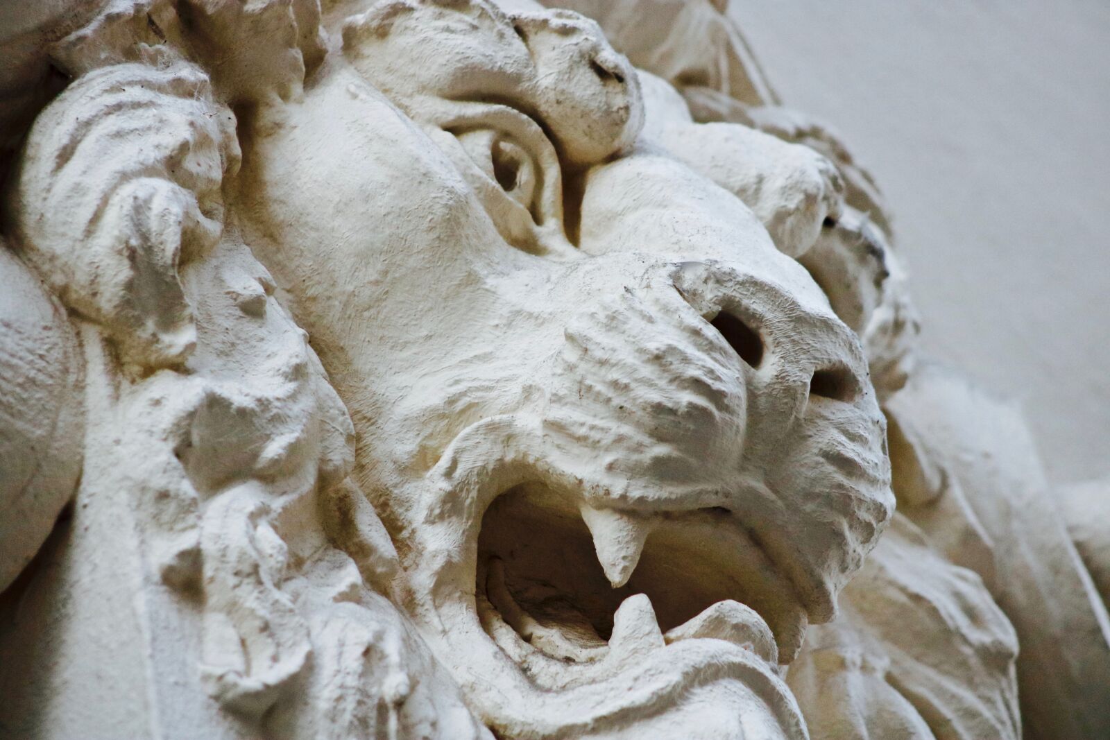 Canon EF75-300mm f/4-5.6 sample photo. Lion, gypsum, stucco photography