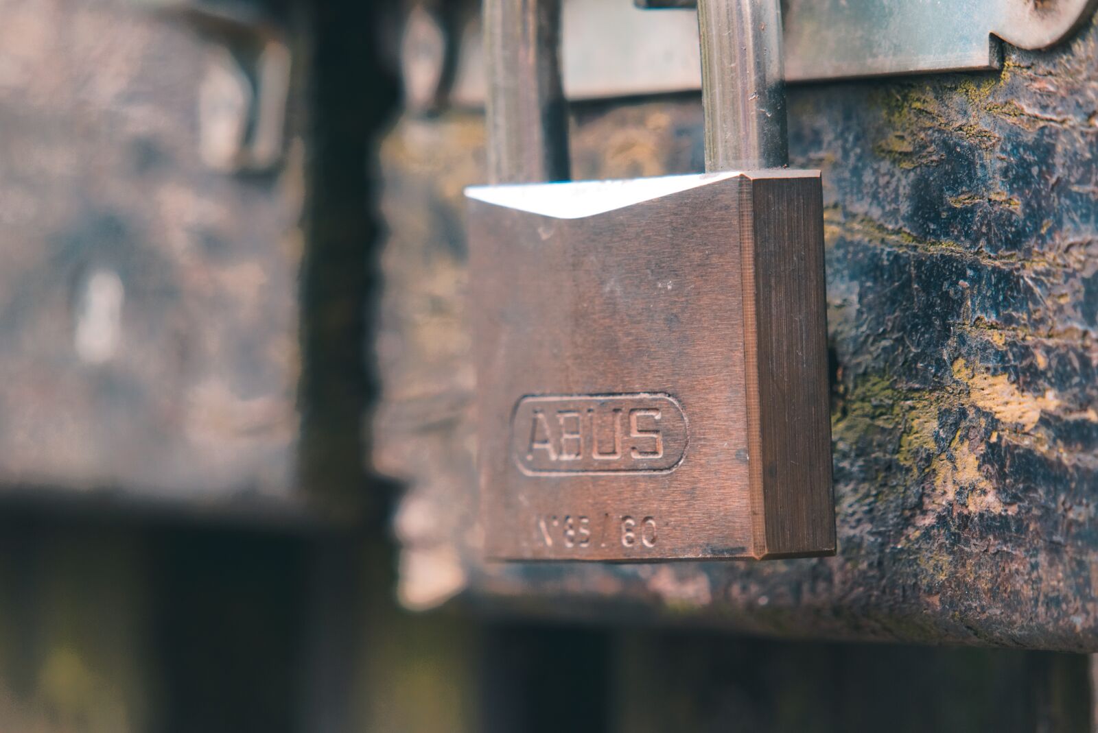 Sony E 55-210mm F4.5-6.3 OSS sample photo. Castle, padlock, bolt photography
