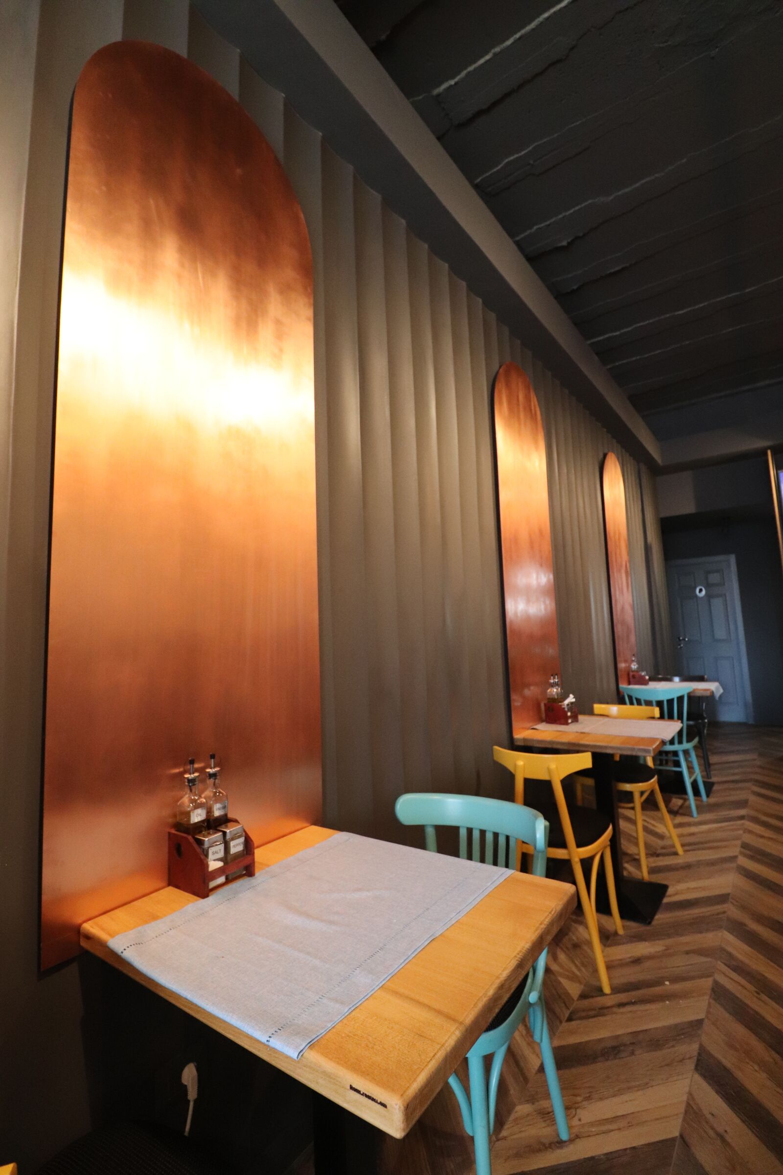 Canon EOS 200D (EOS Rebel SL2 / EOS Kiss X9) sample photo. Place, cafe, architecture photography
