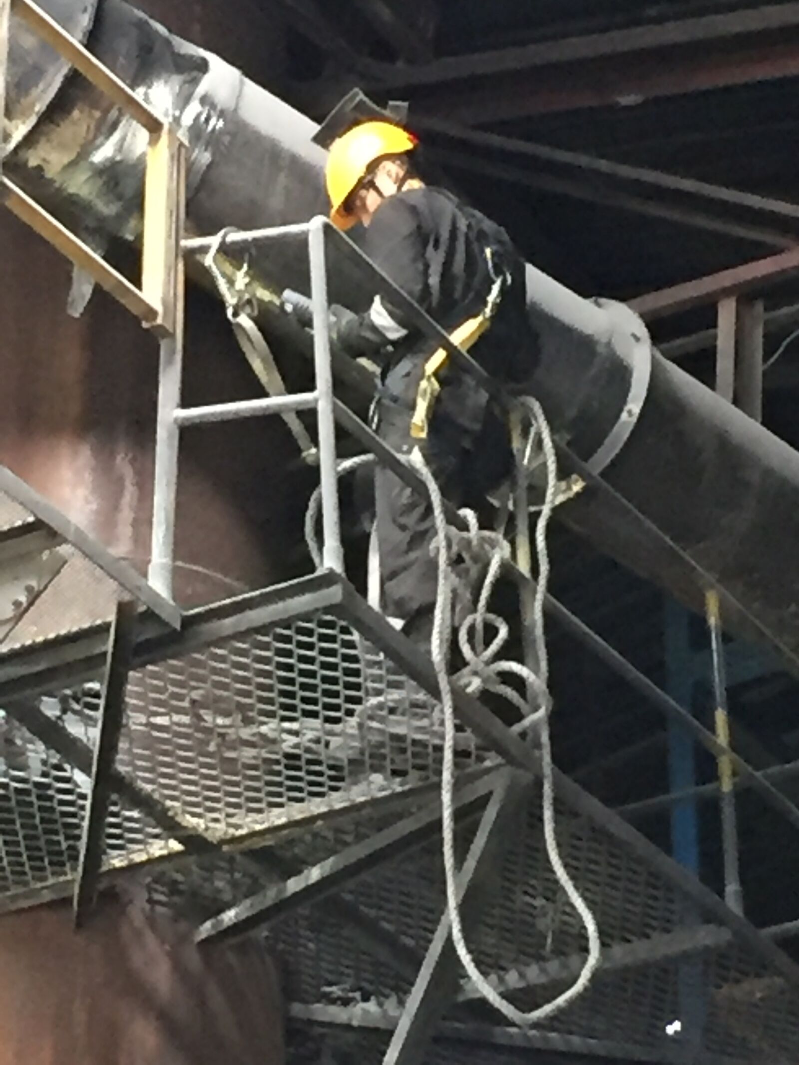 Apple iPhone 6 sample photo. Obrero, trabajando industria, alturas photography