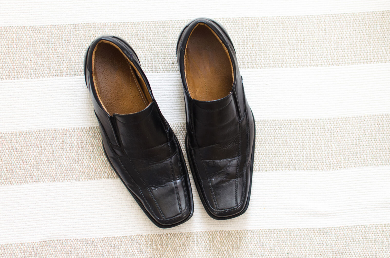 Nikon D5100 + Nikon AF-S DX Nikkor 35mm F1.8G sample photo. Accessory, background, black, boot photography