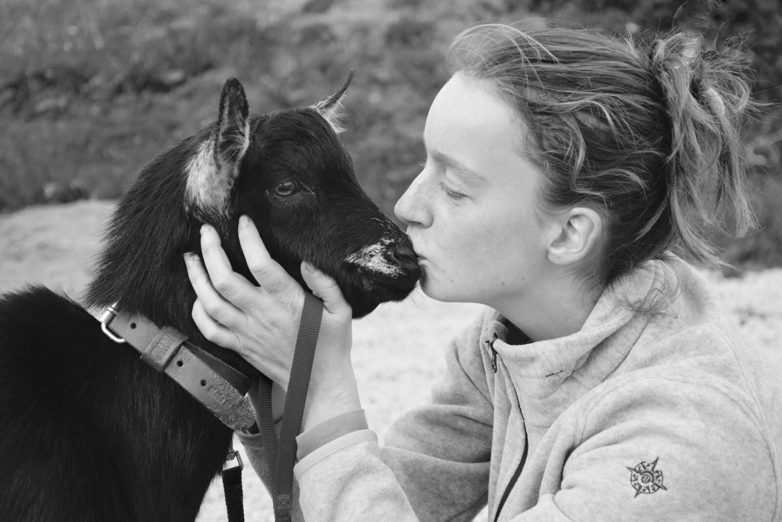 Nikon D5200 sample photo. Kisses, kiss, girl photography
