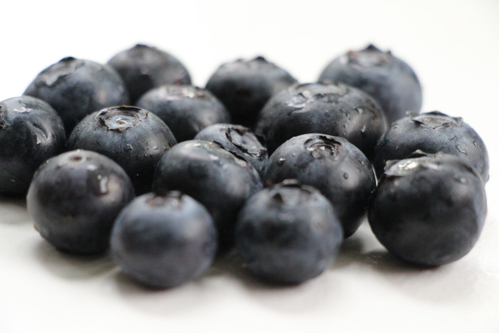 Canon EOS 650D (EOS Rebel T4i / EOS Kiss X6i) + Canon EF-S 18-135mm F3.5-5.6 IS STM sample photo. Blueberries, blueberry, fruit photography