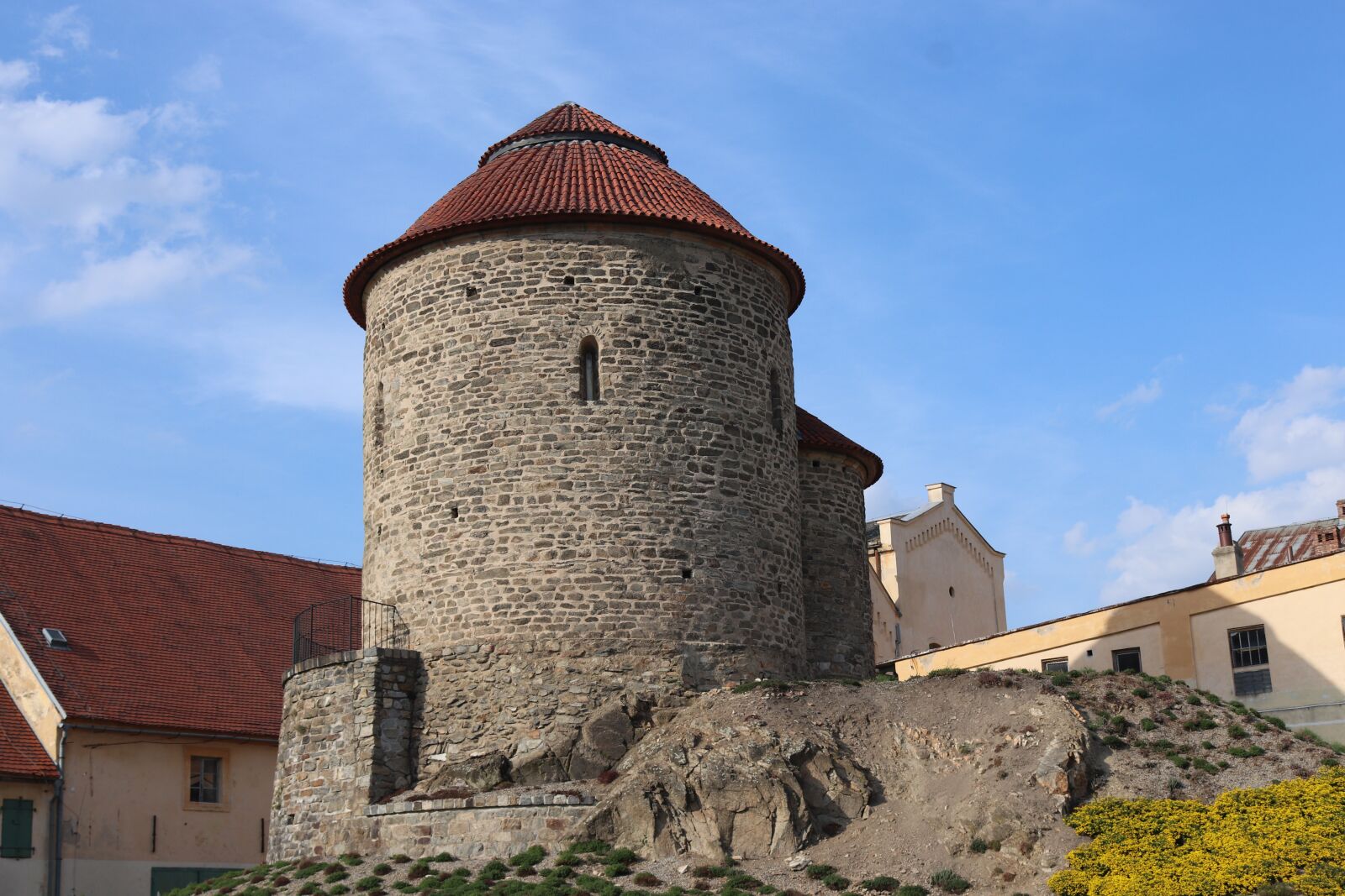 Canon EOS 200D (EOS Rebel SL2 / EOS Kiss X9) sample photo. Znojmo, czech republic, rotunda photography