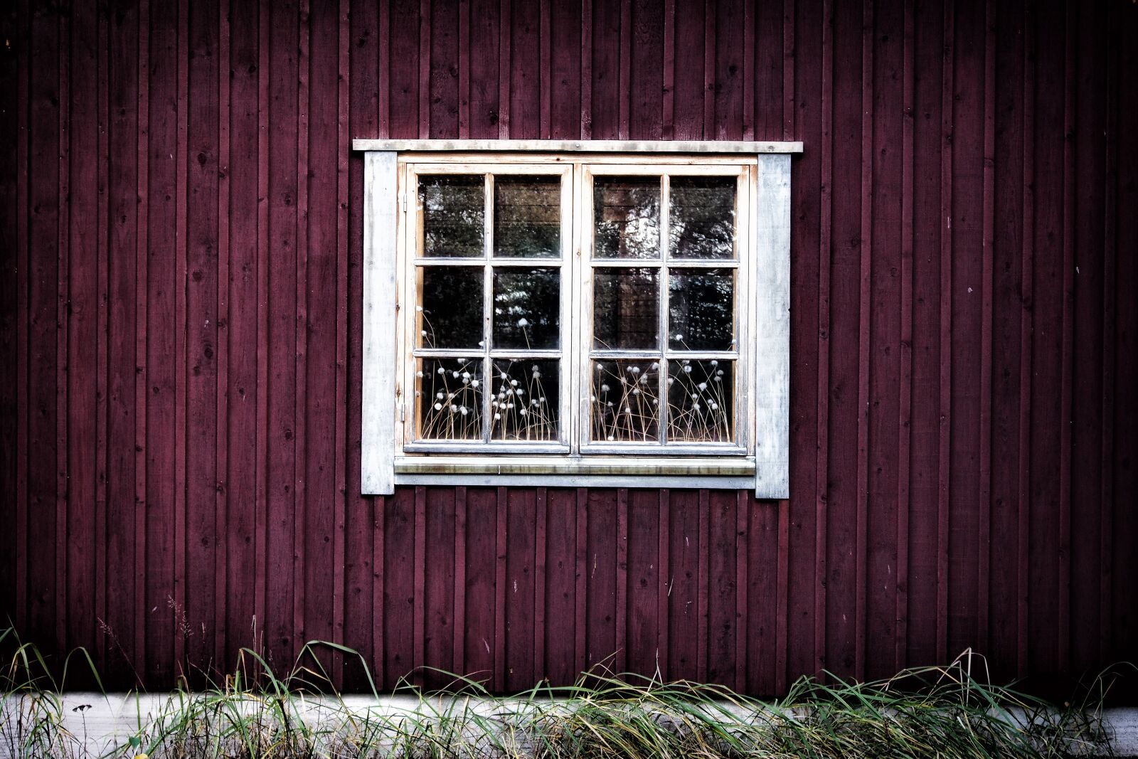 OLYMPUS M.12-50mm F3.5-6.3 sample photo. Window, house, red photography