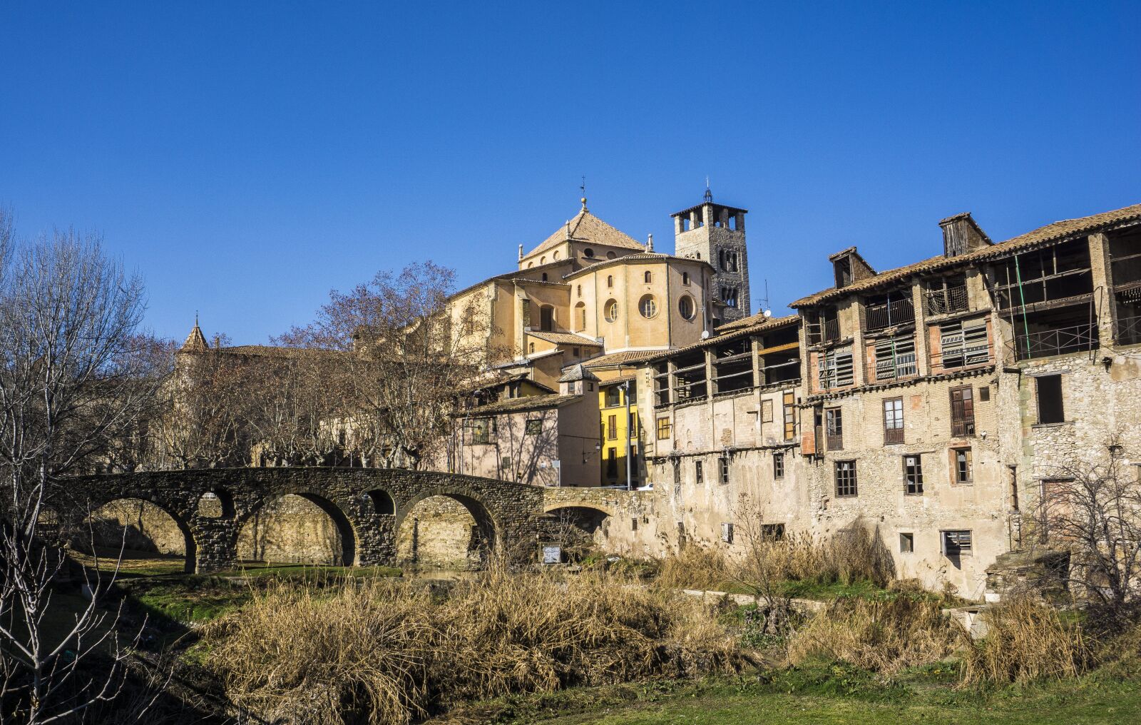 Sony E 16-50mm F3.5-5.6 PZ OSS sample photo. Old, architecture, gothic photography