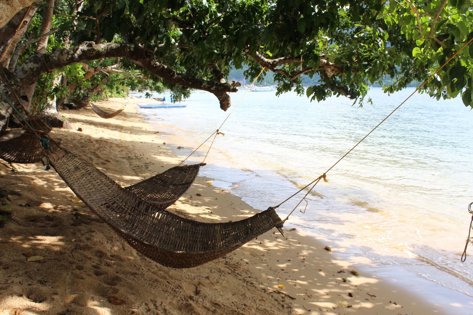 Canon EOS 1200D (EOS Rebel T5 / EOS Kiss X70 / EOS Hi) sample photo. Hammock, vacations, beach photography