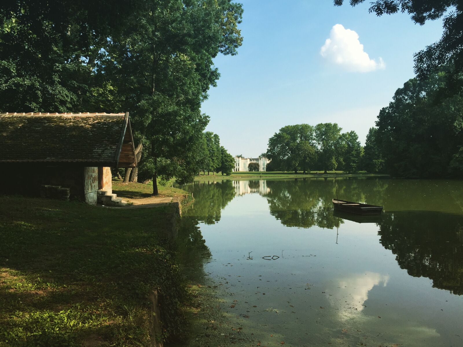iPhone 6 back camera 4.15mm f/2.2 sample photo. Boat, castle, excursion, green photography
