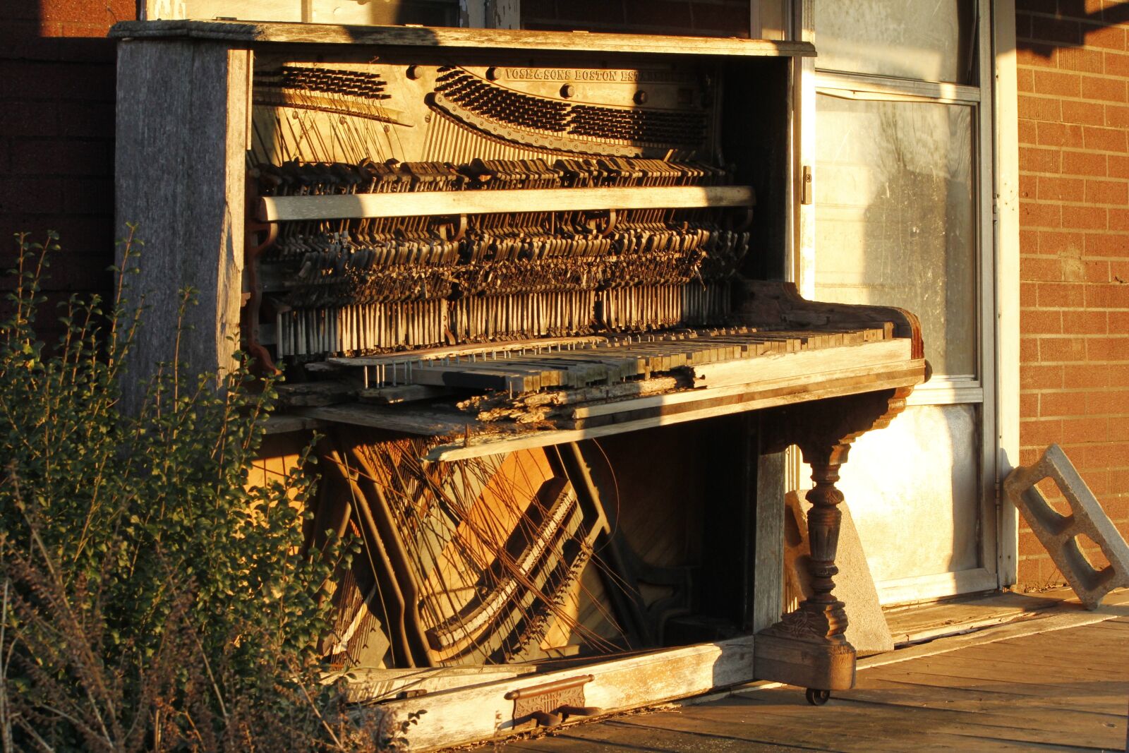 Canon EOS 550D (EOS Rebel T2i / EOS Kiss X4) sample photo. Old building, old piano photography