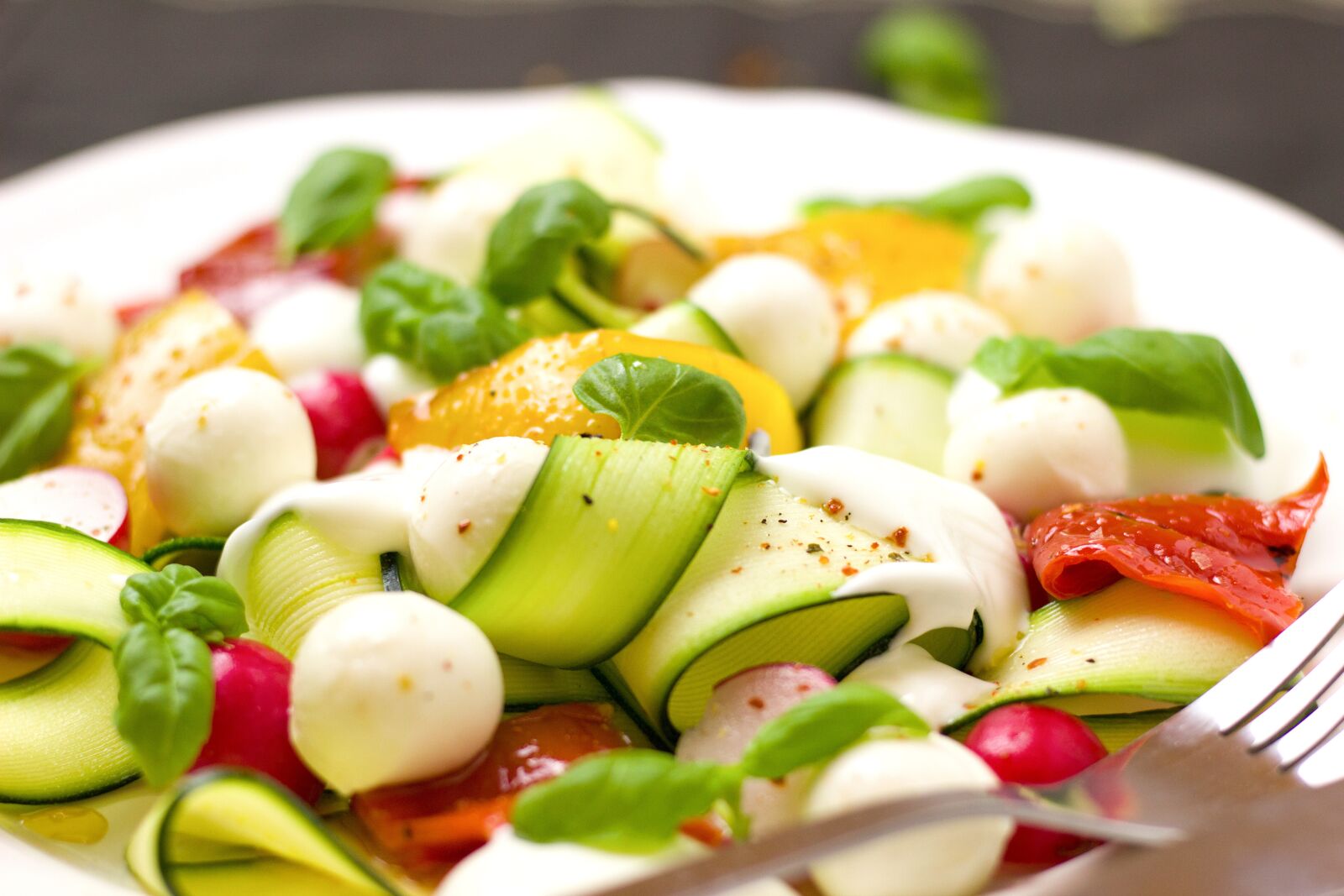 Canon EOS 600D (Rebel EOS T3i / EOS Kiss X5) + Canon EF 50mm F1.8 STM sample photo. Salad, vegetarian, mozzarella photography