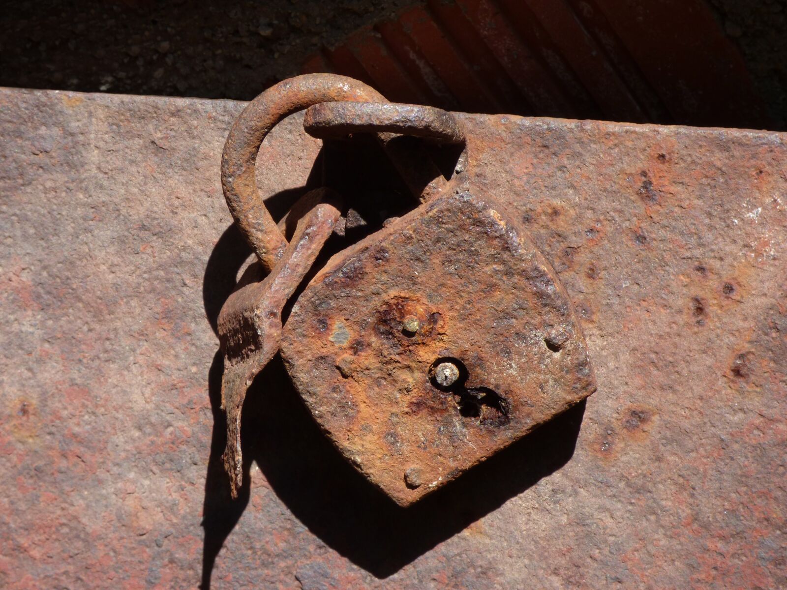 Panasonic Lumix DMC-FZ70 sample photo. Padlock, old, rusty photography