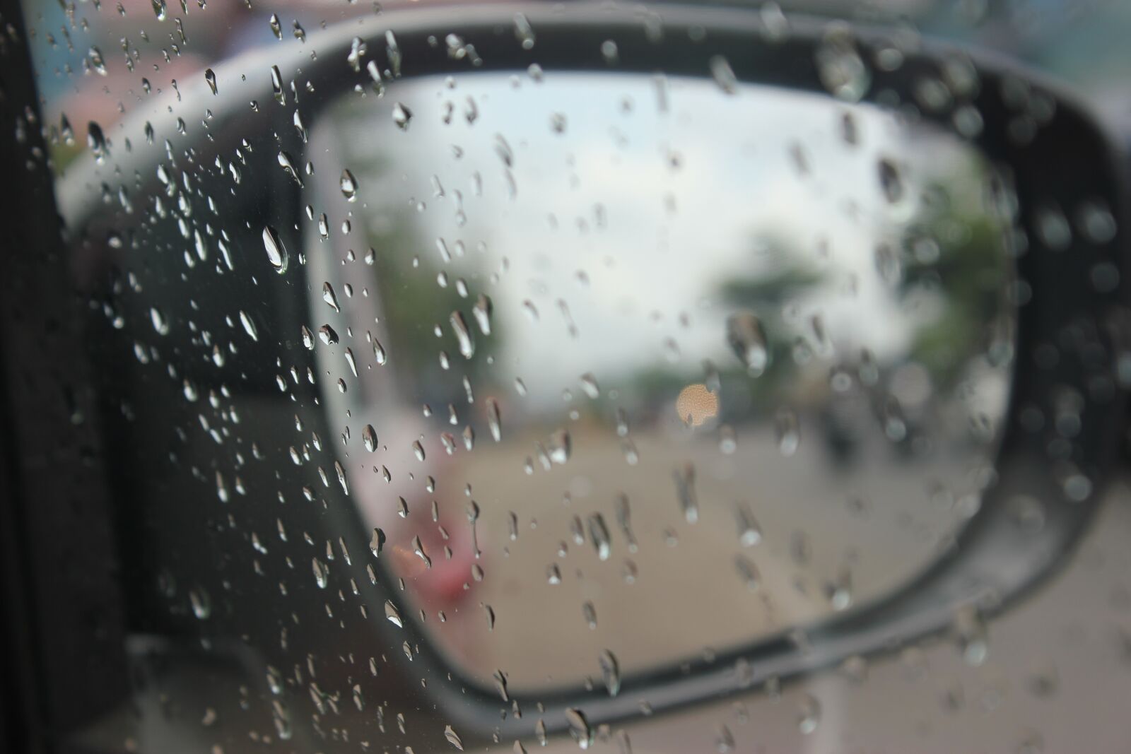 Canon EOS 550D (EOS Rebel T2i / EOS Kiss X4) sample photo. Window, rain, city photography