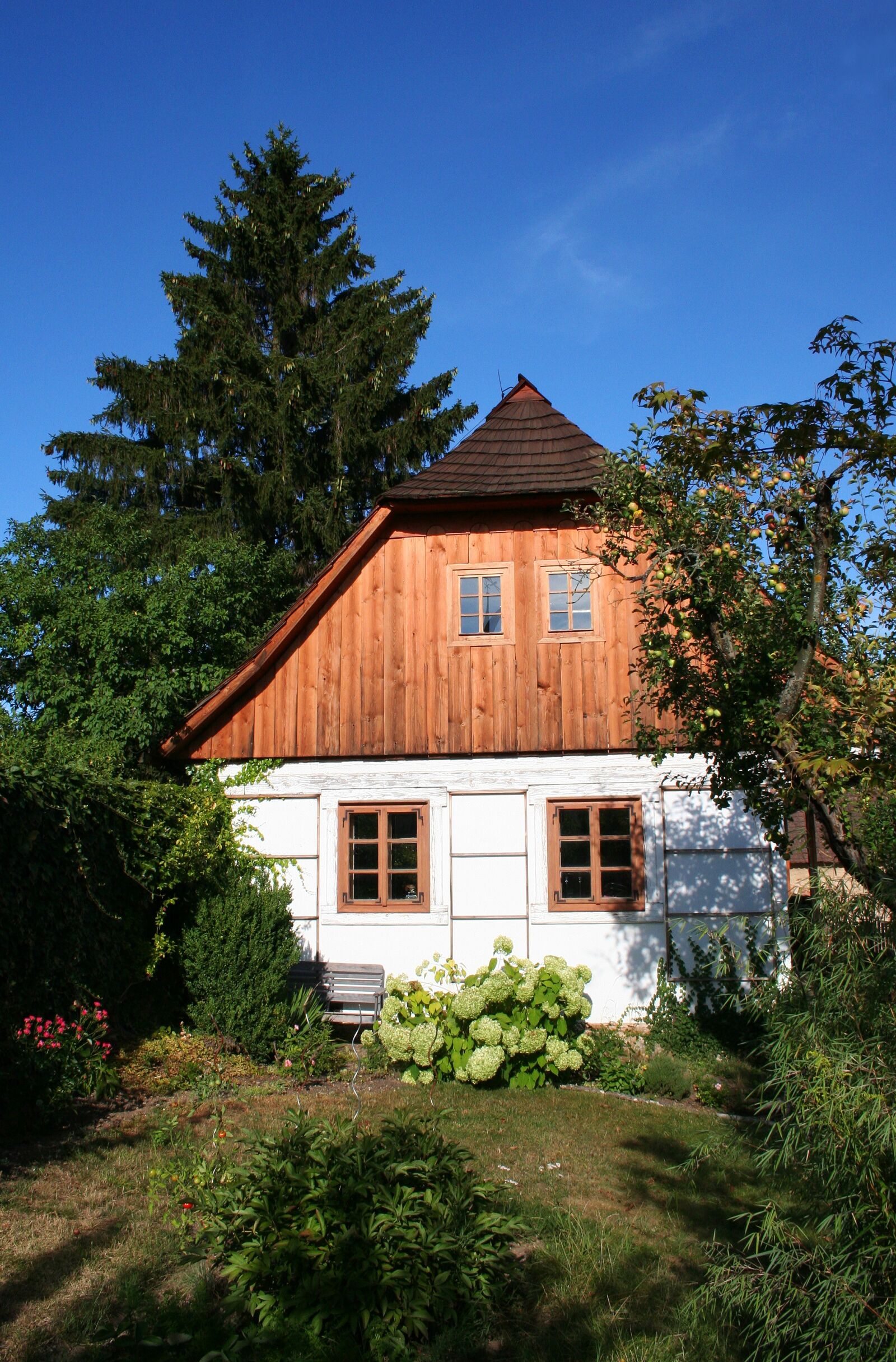 Canon EOS 350D (EOS Digital Rebel XT / EOS Kiss Digital N) sample photo. Countryside, cottage, czechia photography