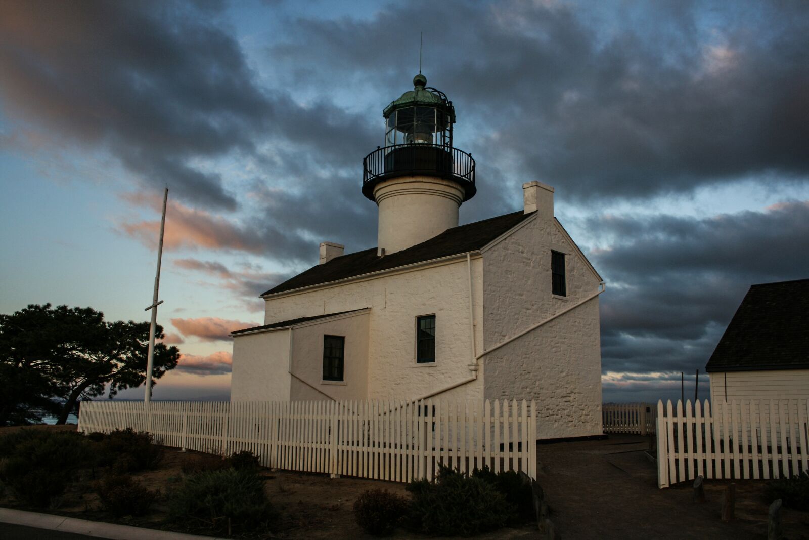 Canon EOS 400D (EOS Digital Rebel XTi / EOS Kiss Digital X) sample photo. Lighthouse, light, sea photography