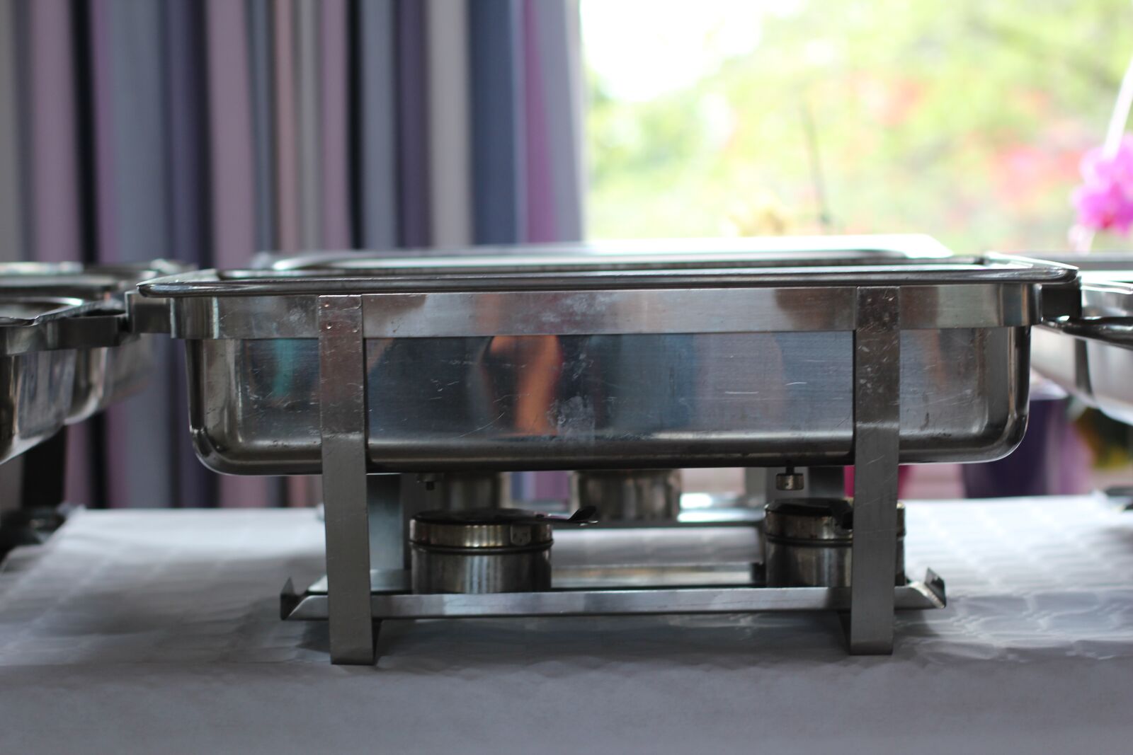 Canon EOS 600D (Rebel EOS T3i / EOS Kiss X5) + Canon EF 50mm F1.4 USM sample photo. Food warmers pans, pans photography