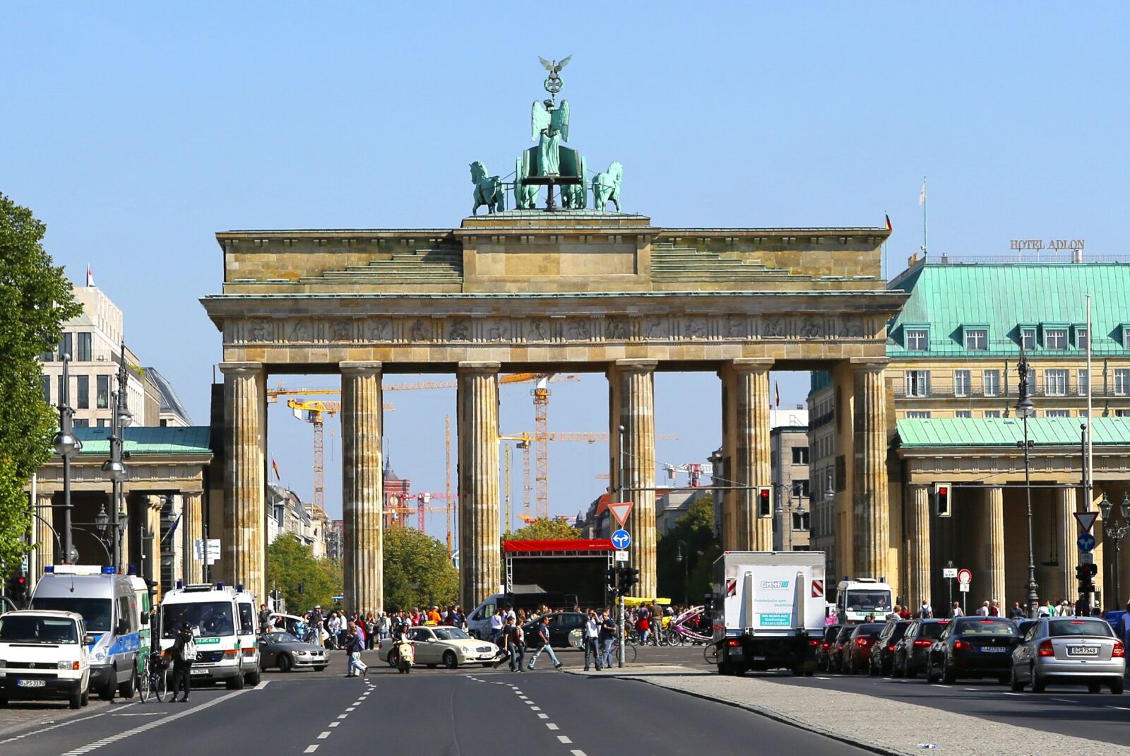 Canon EF 24-70mm F2.8L USM sample photo. Berlin, brandenburg gate, landmark photography