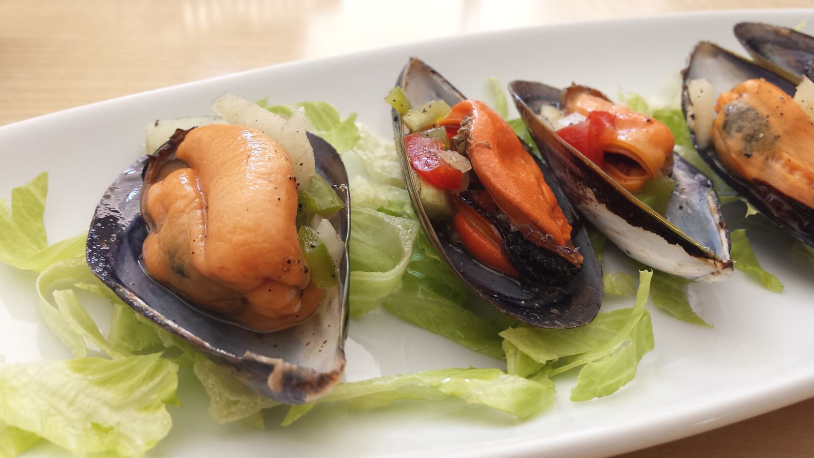 Samsung Galaxy S4 sample photo. Mussels, food, table photography