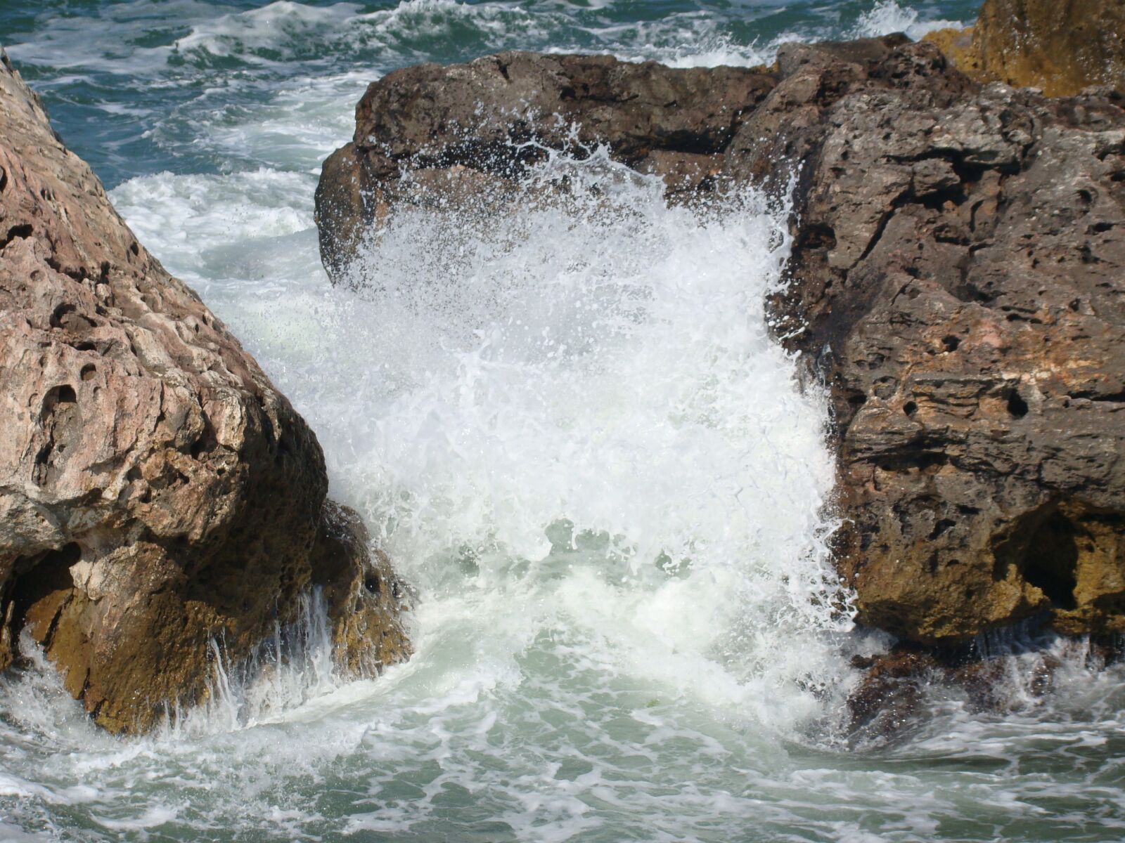 Sony Cyber-shot DSC-H50 sample photo. Water, rocks, waves photography