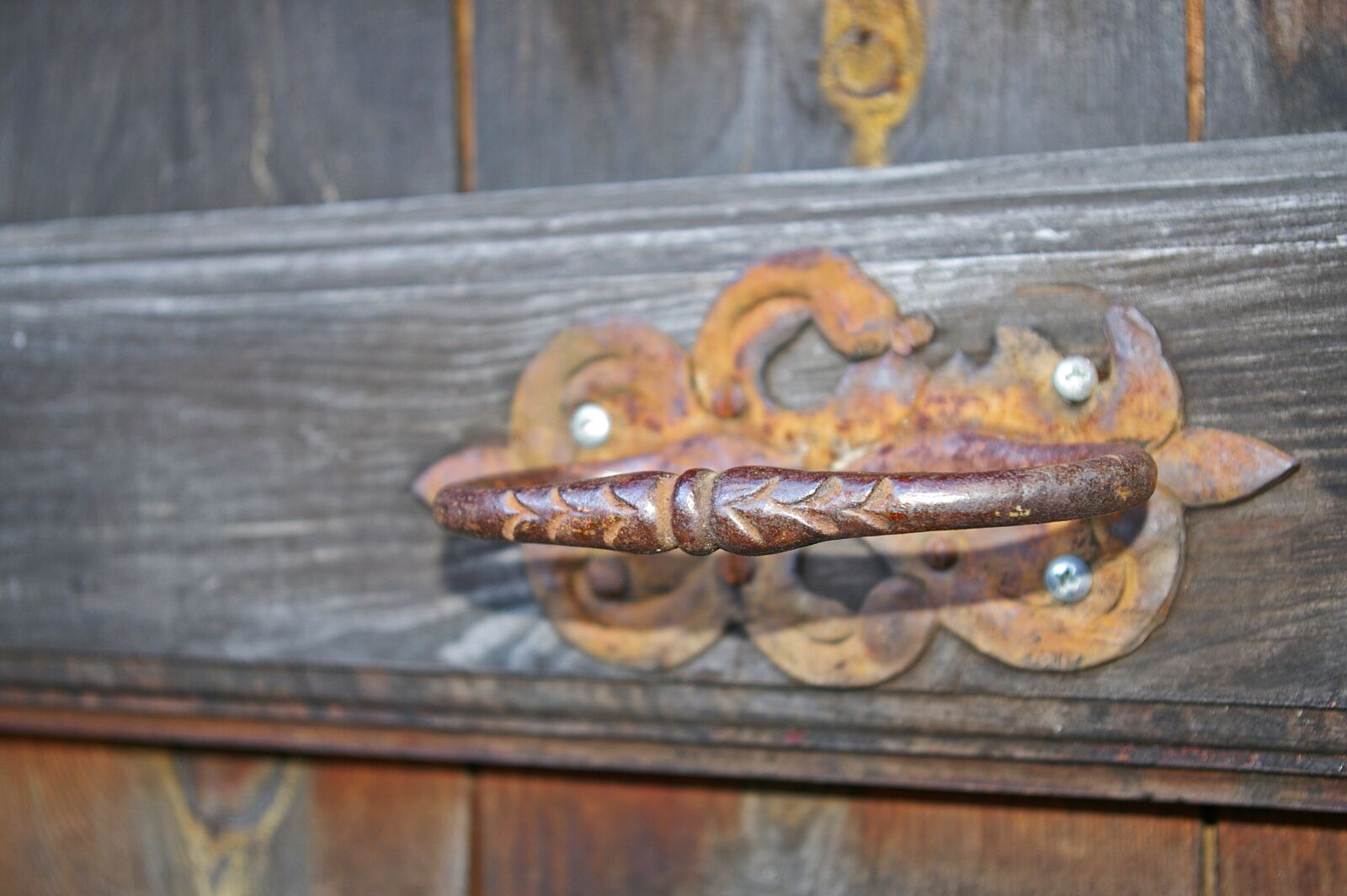 Pentax *ist DL2 sample photo. Door handle, age handle photography