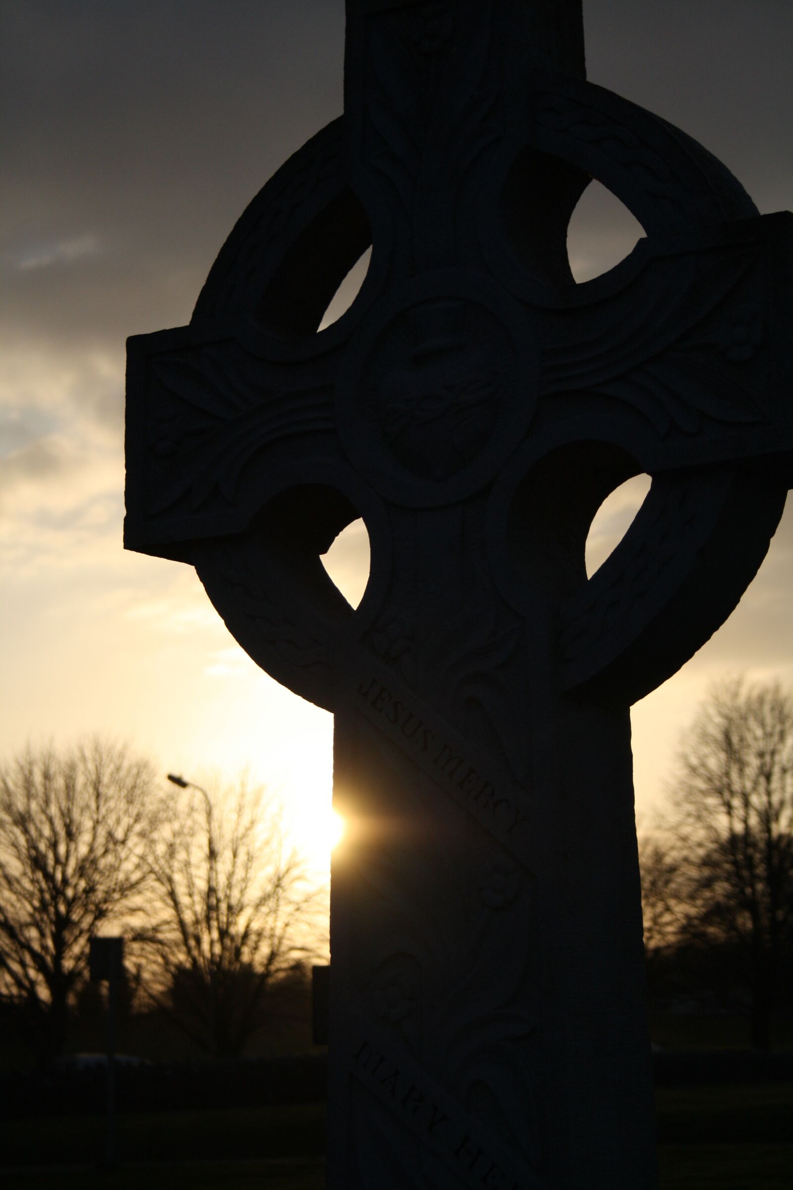Canon EOS 1000D (EOS Digital Rebel XS / EOS Kiss F) sample photo. Grave, celtic cross, celtic photography
