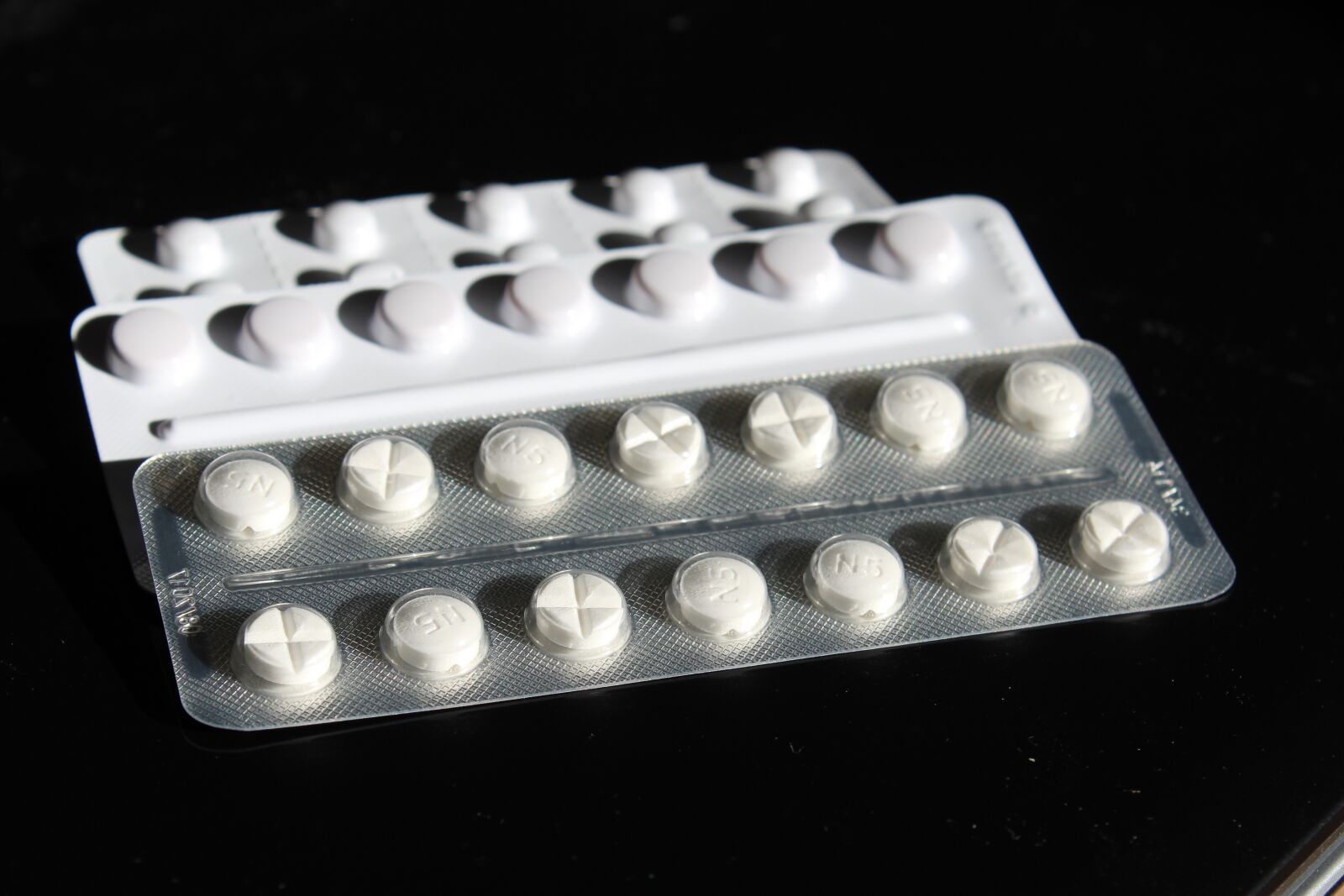 Canon EOS 1200D (EOS Rebel T5 / EOS Kiss X70 / EOS Hi) sample photo. Medicines, pills, care photography