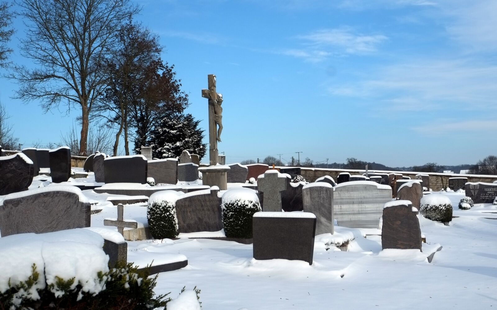 Fujifilm X-E1 sample photo. Cemetery, tomb, winter photography