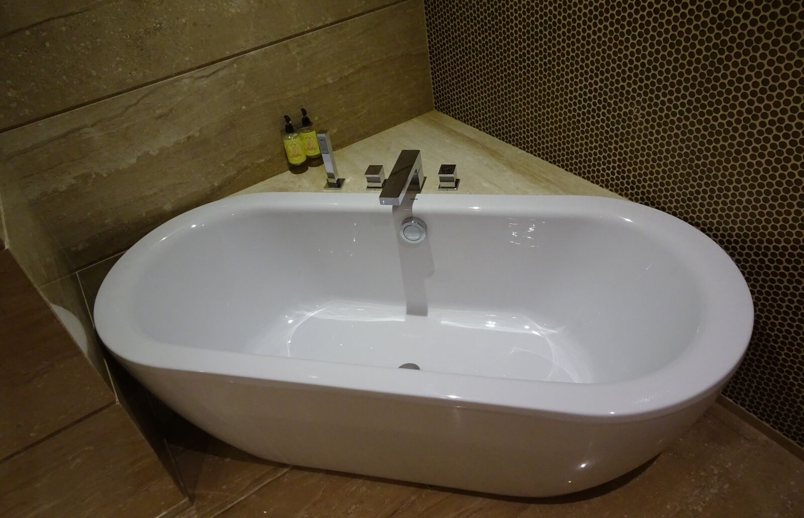 Sony Cyber-shot DSC-HX90V sample photo. Tub, bathtub, bathroom photography