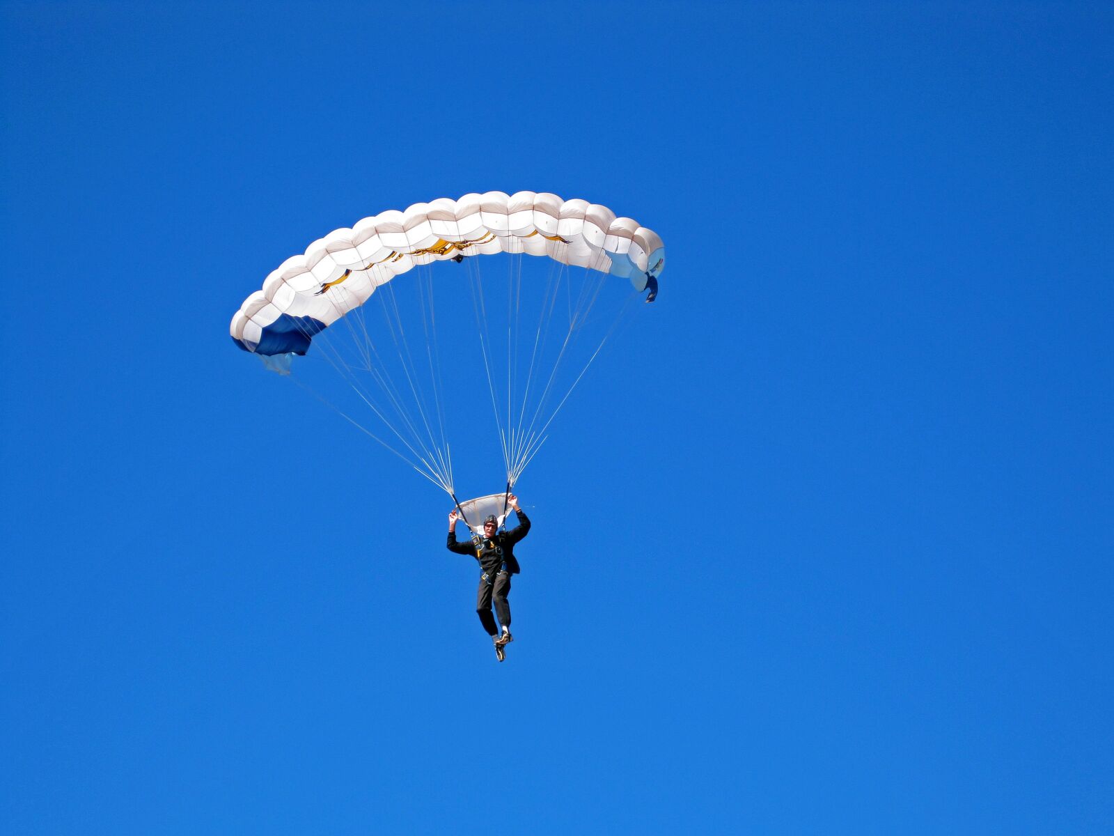 Canon PowerShot SD1200 IS (Digital IXUS 95 IS / IXY Digital 110 IS) sample photo. Parachutist, parachute, jump photography