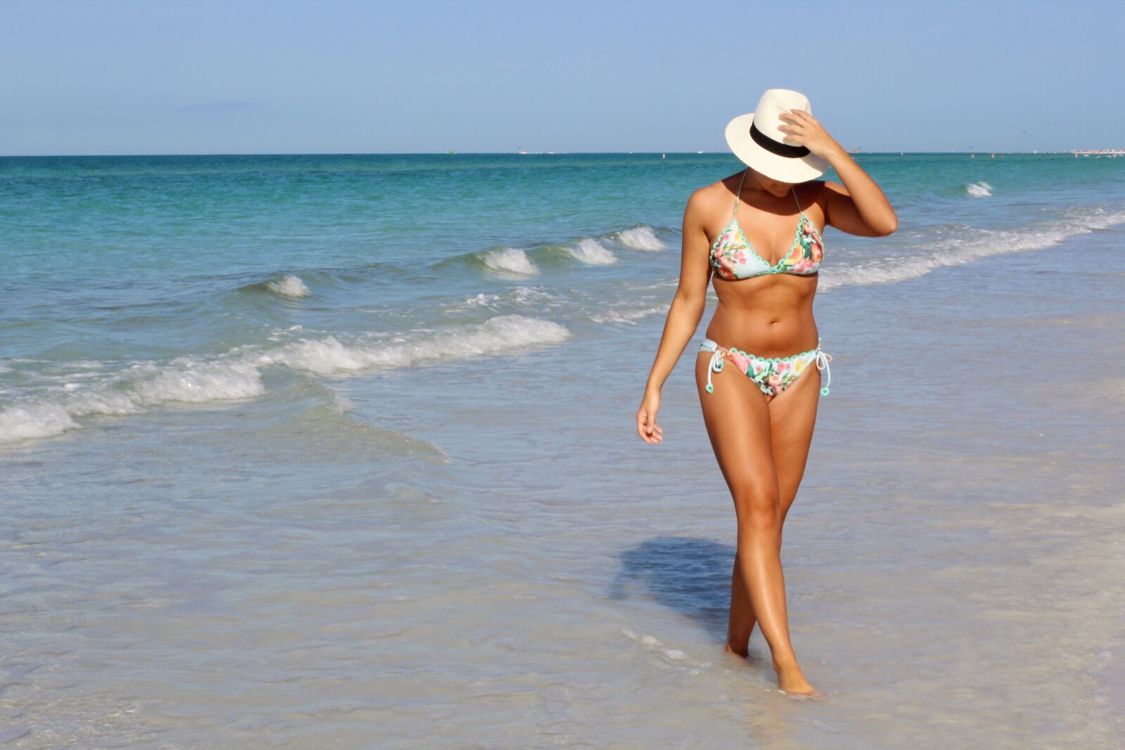 Canon EF 50mm F1.4 USM sample photo. Pretty girl, beach, vacation photography