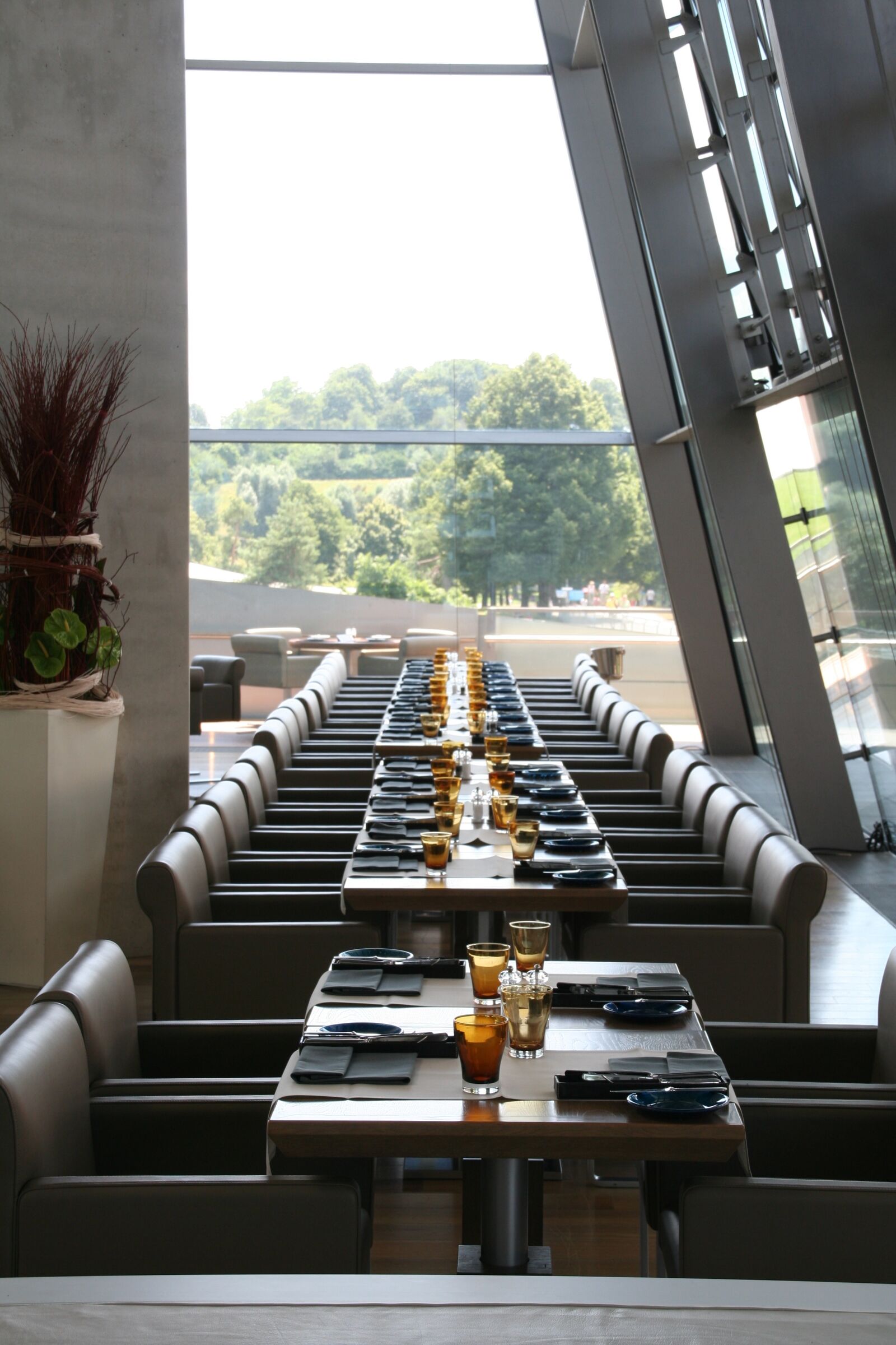 Canon EOS 350D (EOS Digital Rebel XT / EOS Kiss Digital N) sample photo. Restaurant, bmw welt, symmetry photography