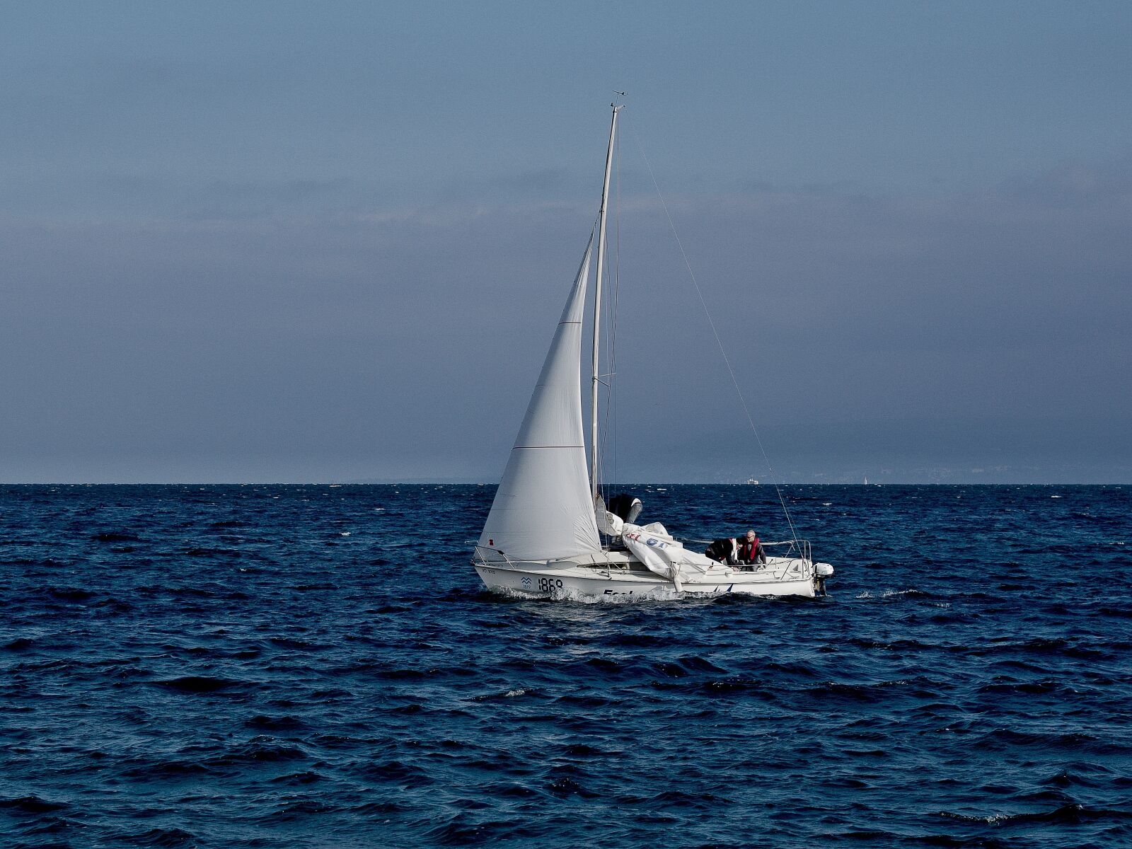 Olympus OM-D E-M5 + Olympus M.Zuiko Digital 45mm F1.8 sample photo. Sailboat, sailing, ocean photography
