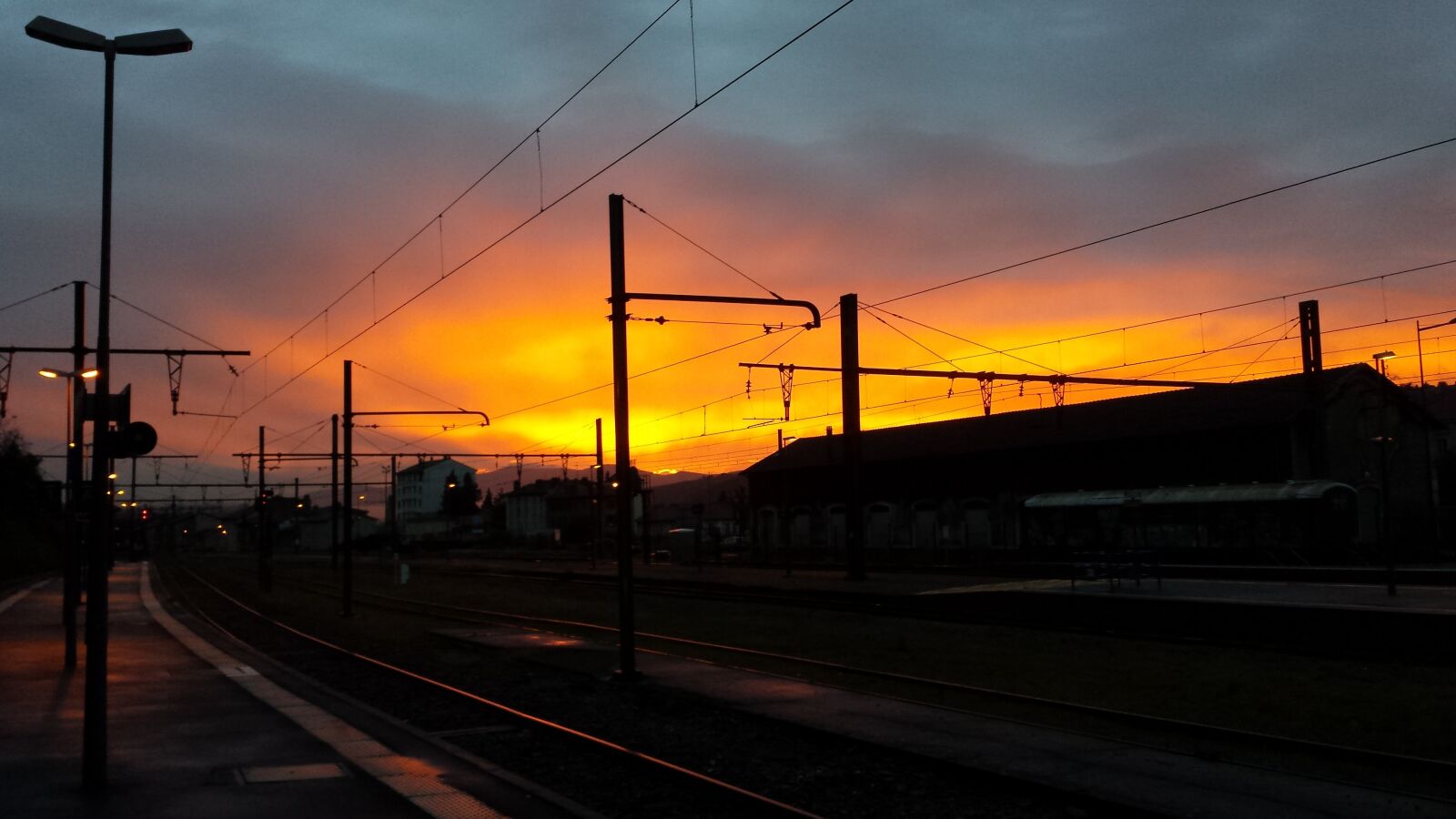 Samsung Galaxy S4 sample photo. Transport, twilight, train photography