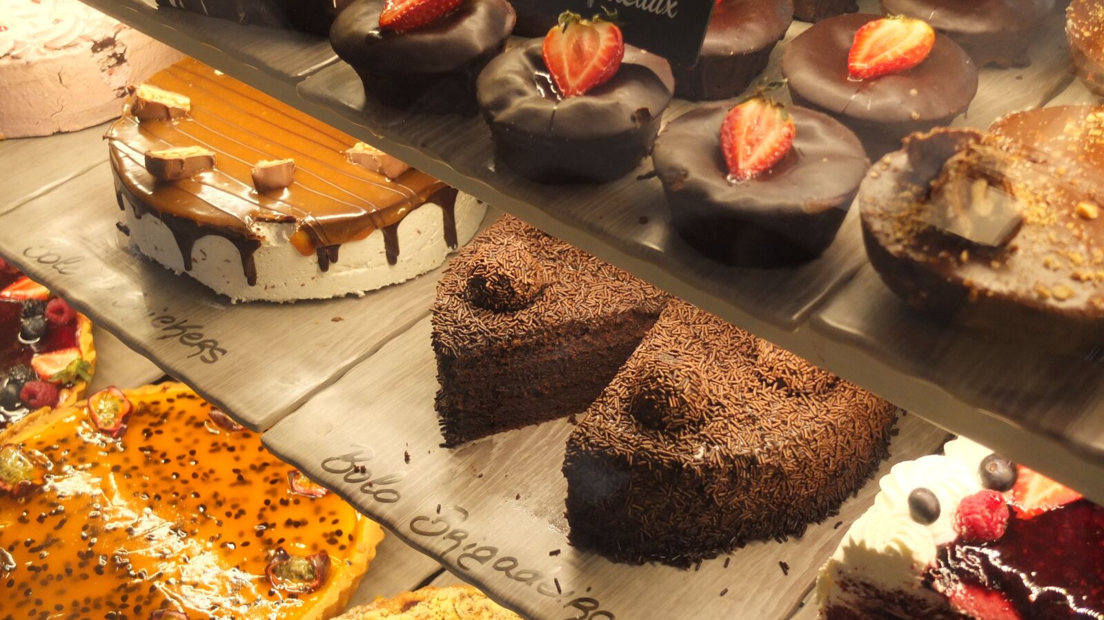 Fujifilm X10 sample photo. Cake, shop, bakery photography