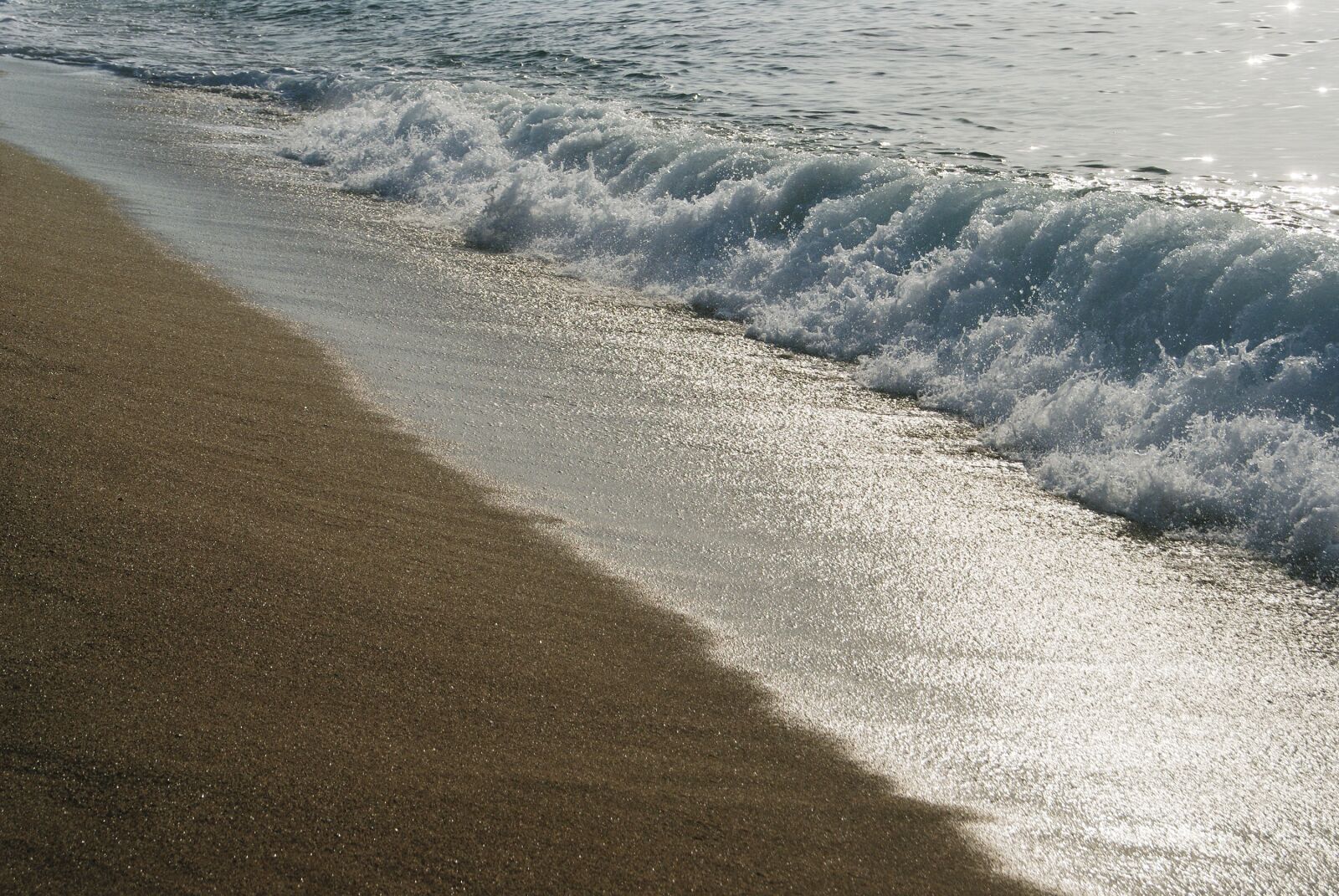 Sony Alpha DSLR-A230 sample photo. Beach, sand, waves photography