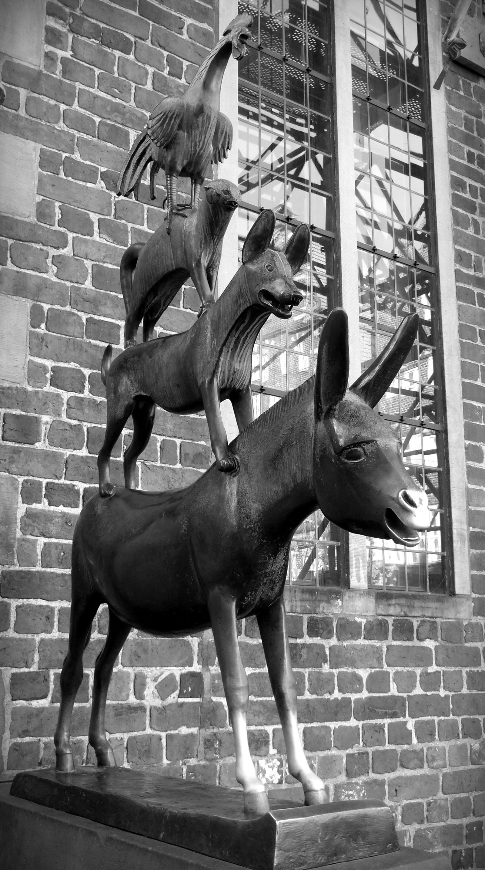 Panasonic Lumix DMC-FZ200 sample photo. Bremen town musicians, statue photography