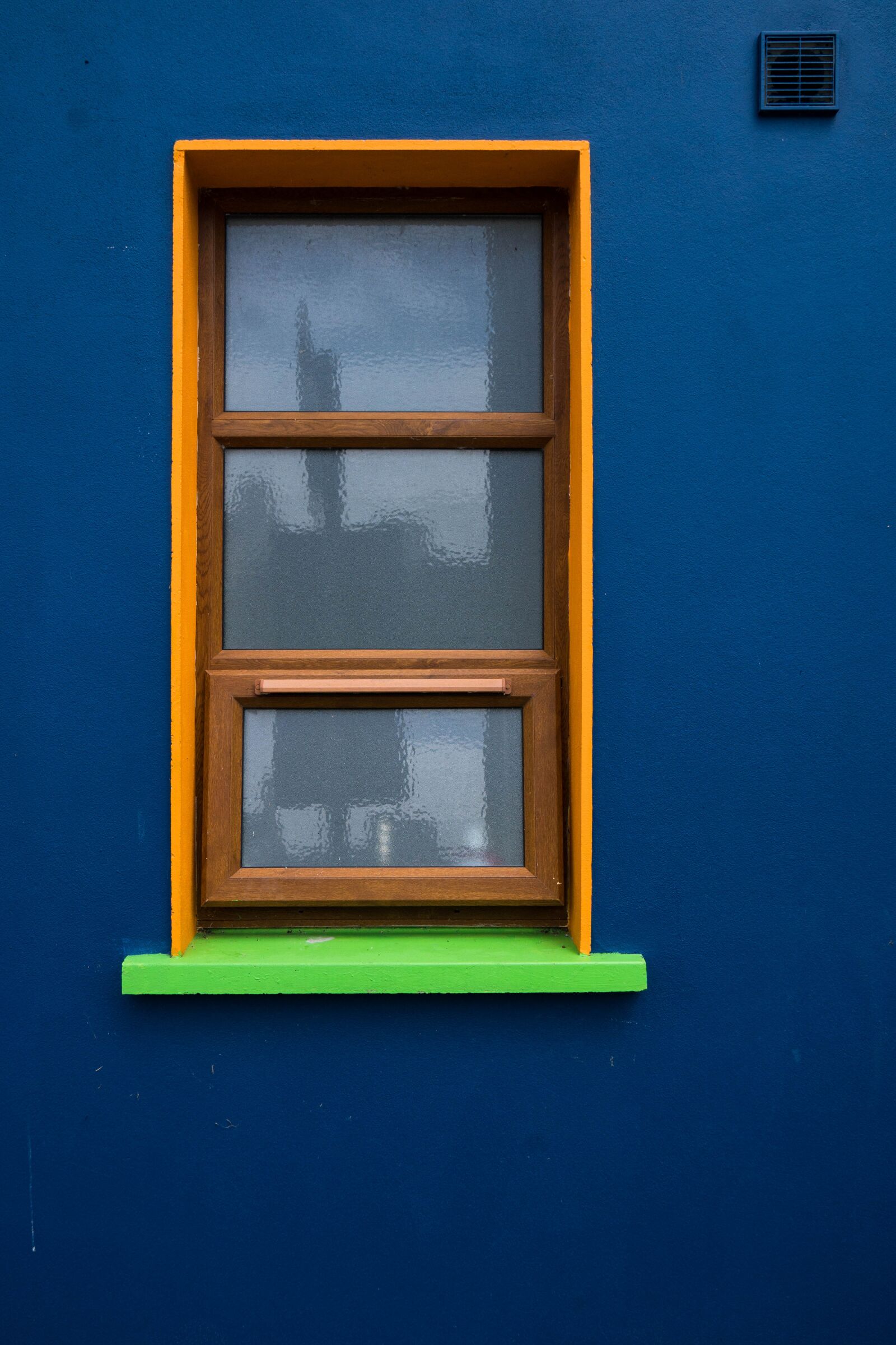Sony a6500 + Sony Vario-Tessar T* E 16-70mm F4 ZA OSS sample photo. Window, glass, architecture photography