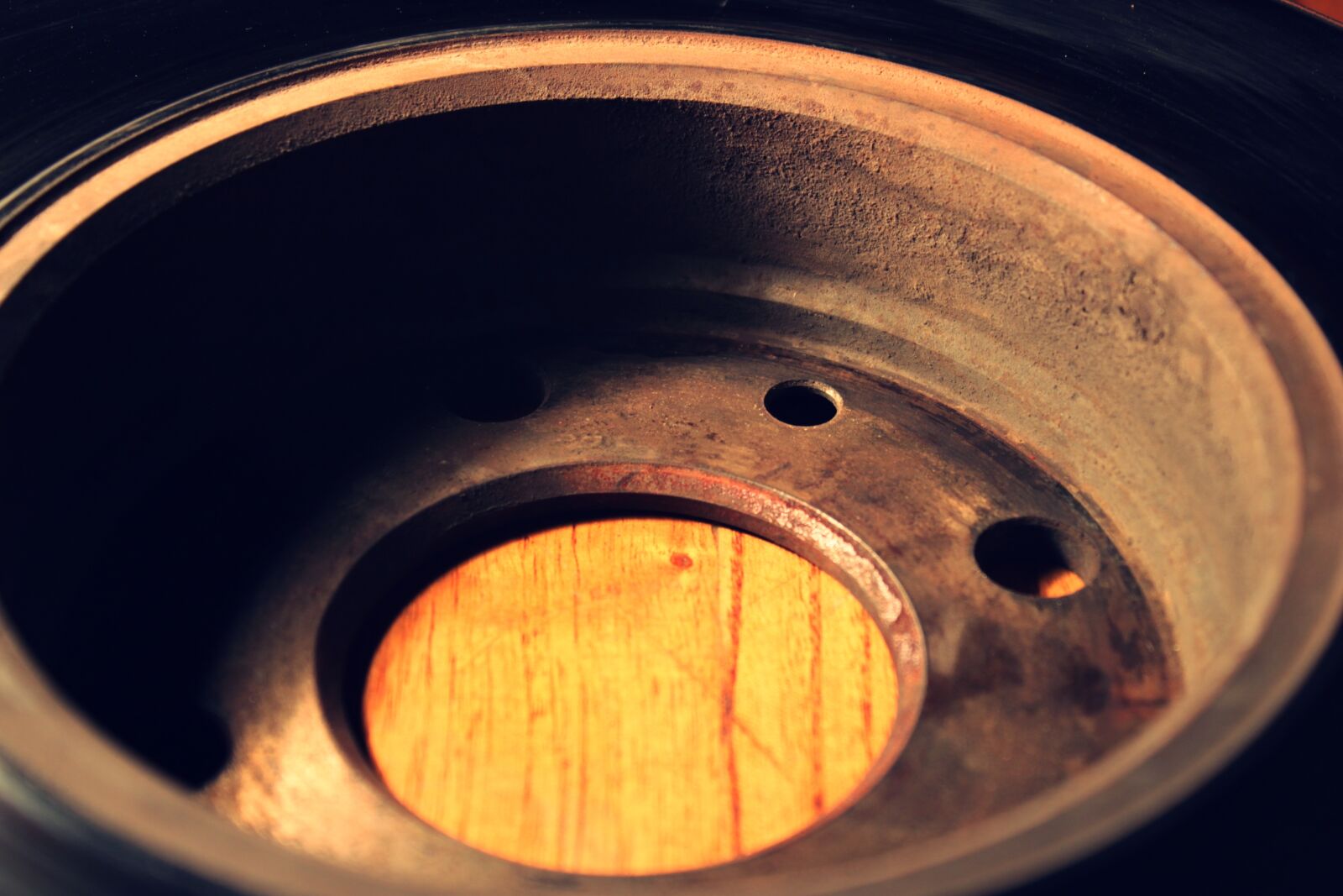 Canon EOS 500D (EOS Rebel T1i / EOS Kiss X3) sample photo. Disk, metal, old photography