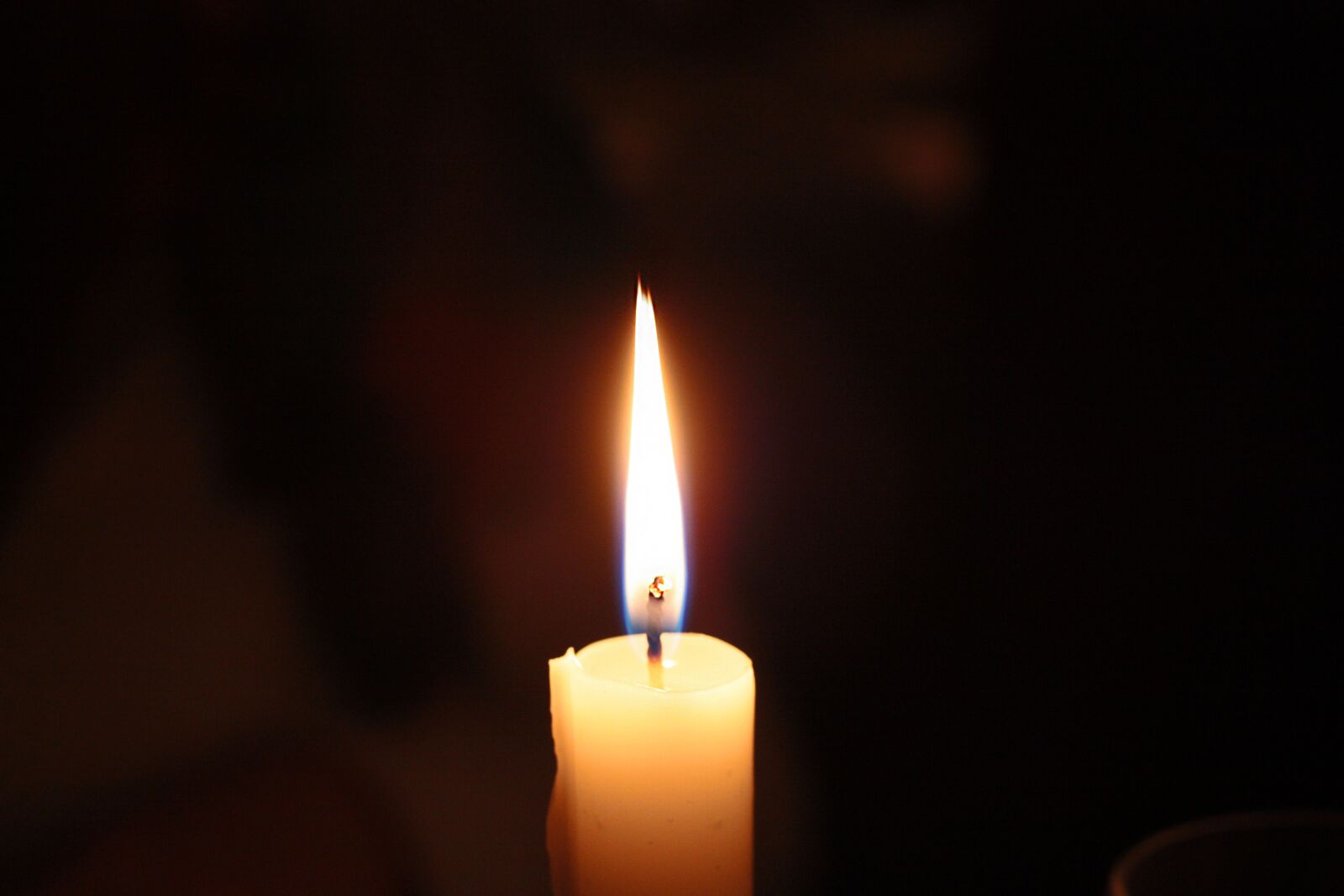 Canon EOS 450D (EOS Rebel XSi / EOS Kiss X2) sample photo. Candle, light, church photography