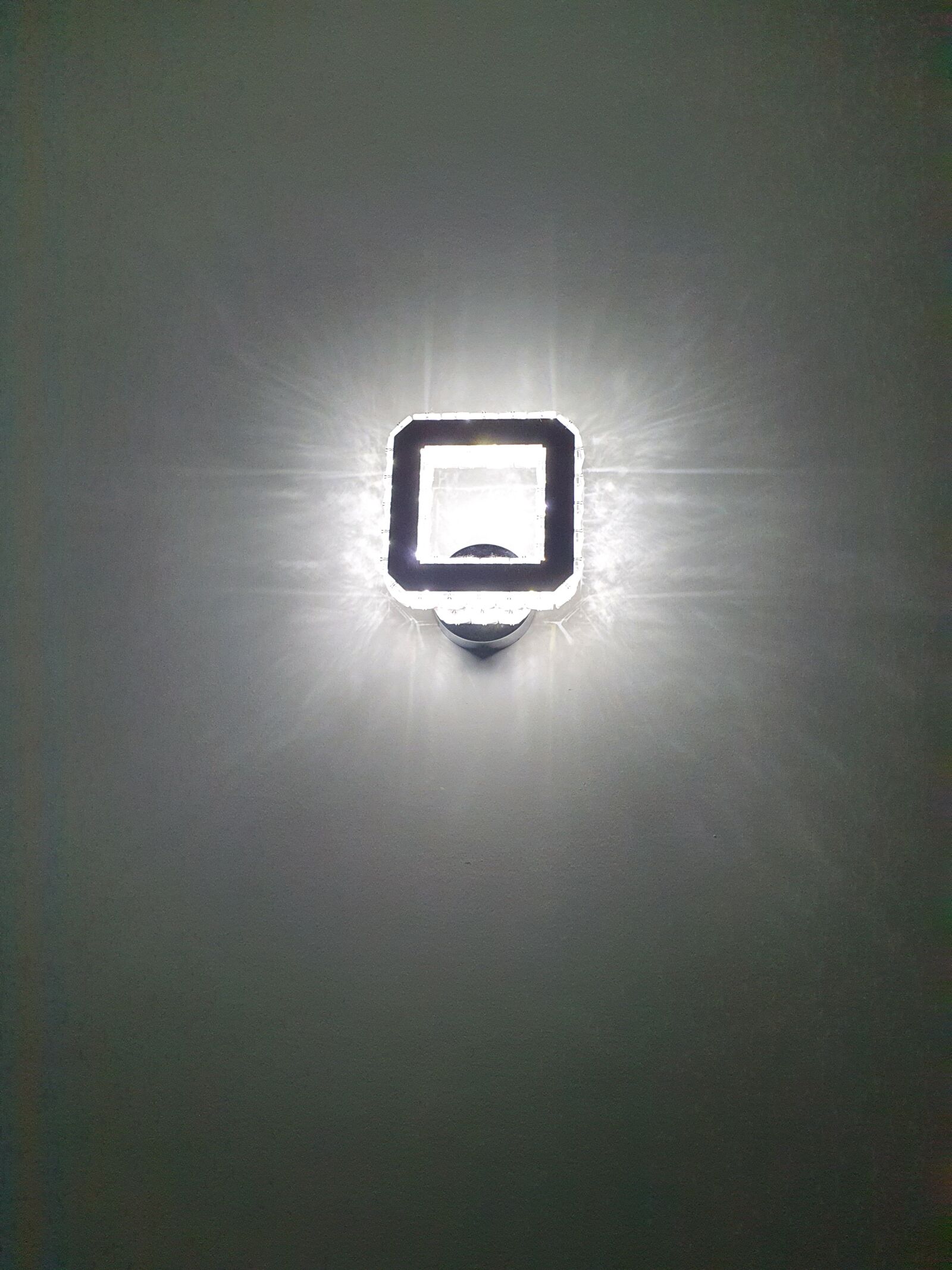 Samsung Galaxy S10 sample photo. Fluorescent lighting, light, home photography