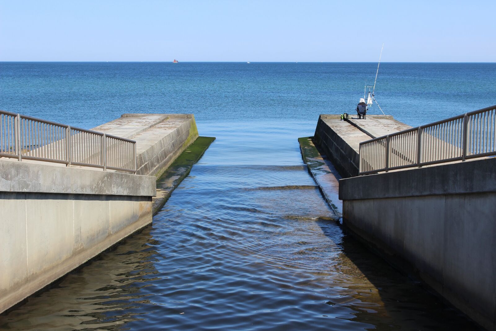 Canon EOS 600D (Rebel EOS T3i / EOS Kiss X5) sample photo. Blocking factory, baltic sea photography