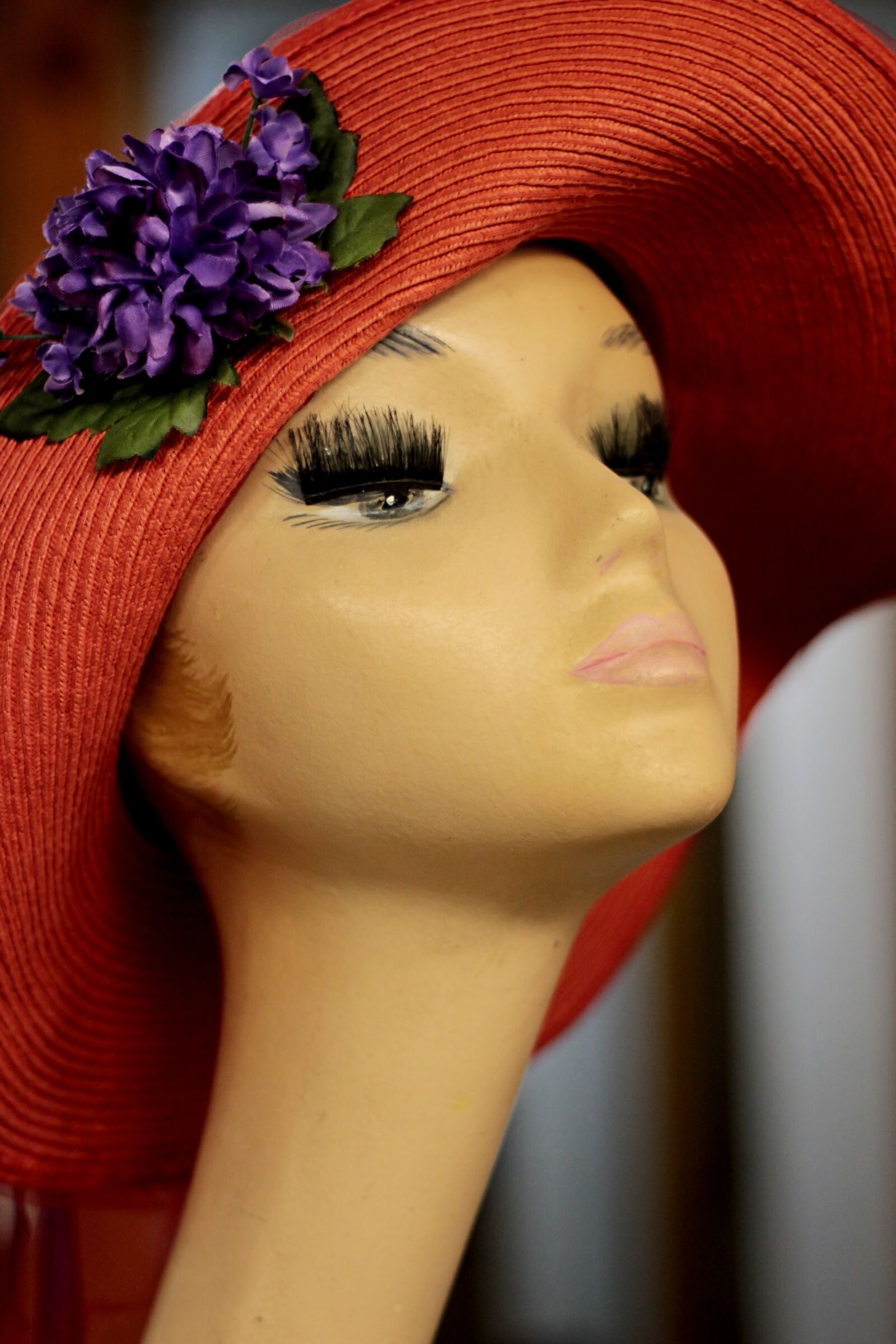 Canon EOS 600D (Rebel EOS T3i / EOS Kiss X5) + Canon EF 50mm F1.8 II sample photo. Vintage, shop, retro photography