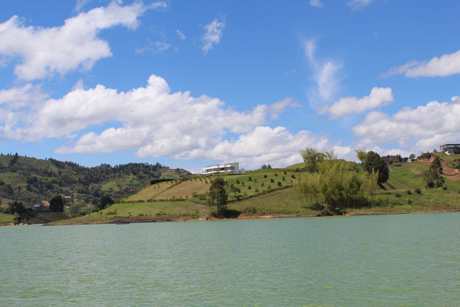 Canon EOS 1300D (EOS Rebel T6 / EOS Kiss X80) sample photo. Blue, sky, guatape, house photography