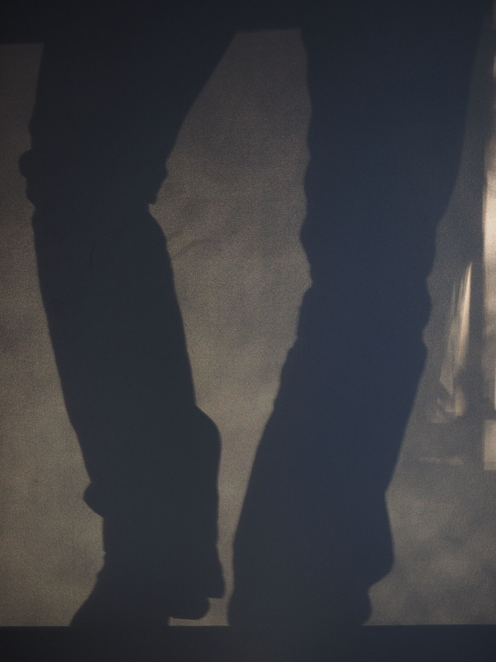 Olympus OM-D E-M1 + Olympus M.Zuiko Digital ED 12-40mm F2.8 Pro sample photo. Feet, shadow, hispanic photography