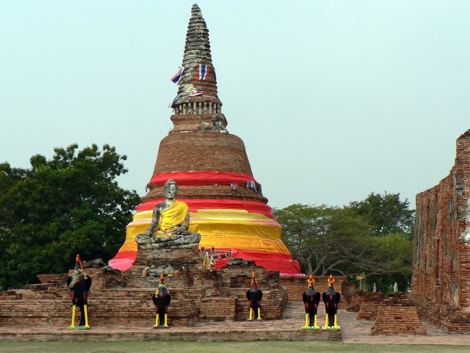 Panasonic DMC-FZ5 sample photo. Thailand, ayutthaya, stupa photography