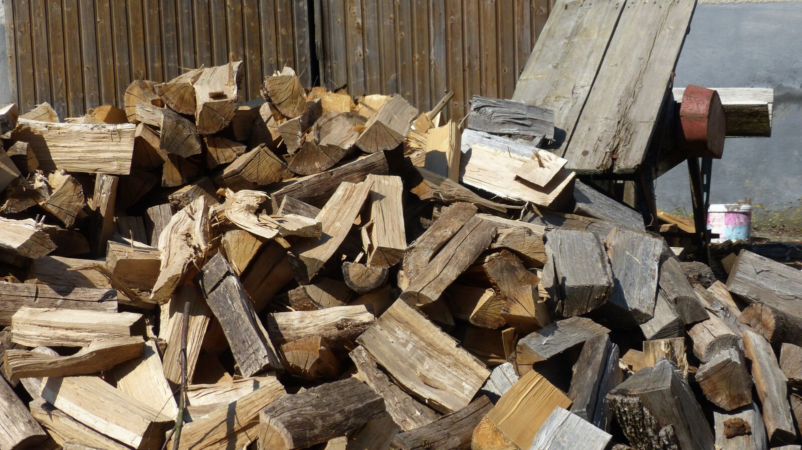 Panasonic Lumix DMC-FZ200 sample photo. Wood, split, firewood photography