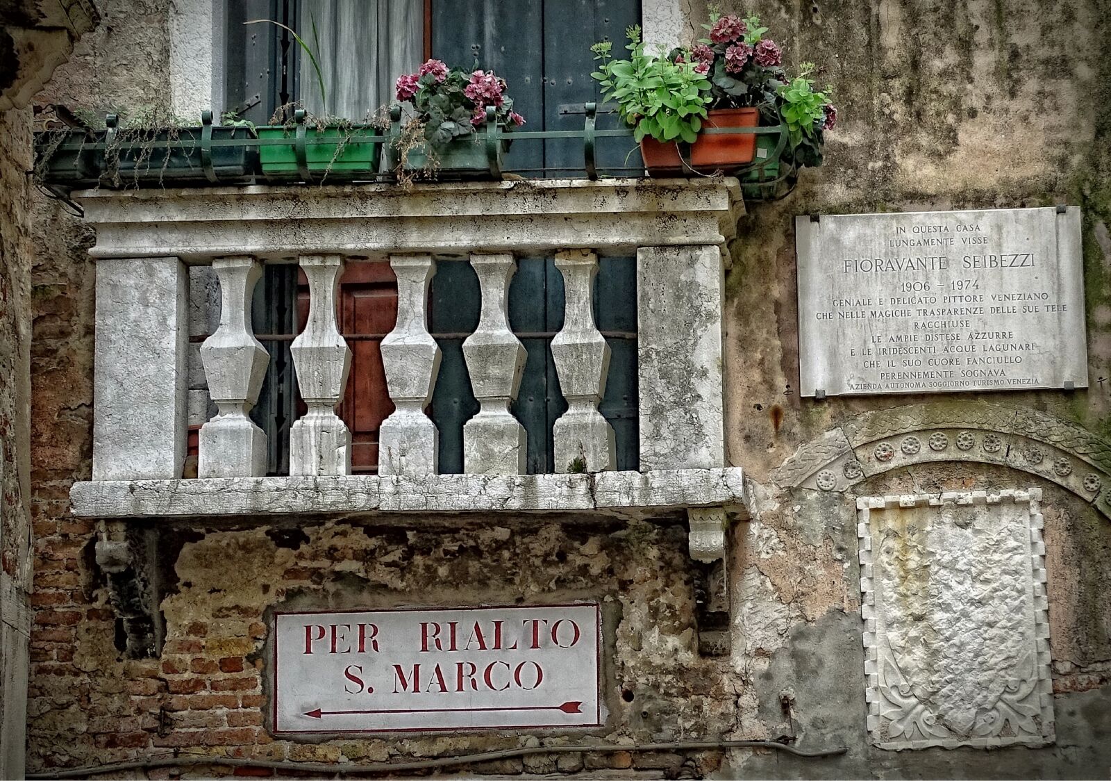 Sony Cyber-shot DSC-HX400V sample photo. Venice, house facade, balcony photography