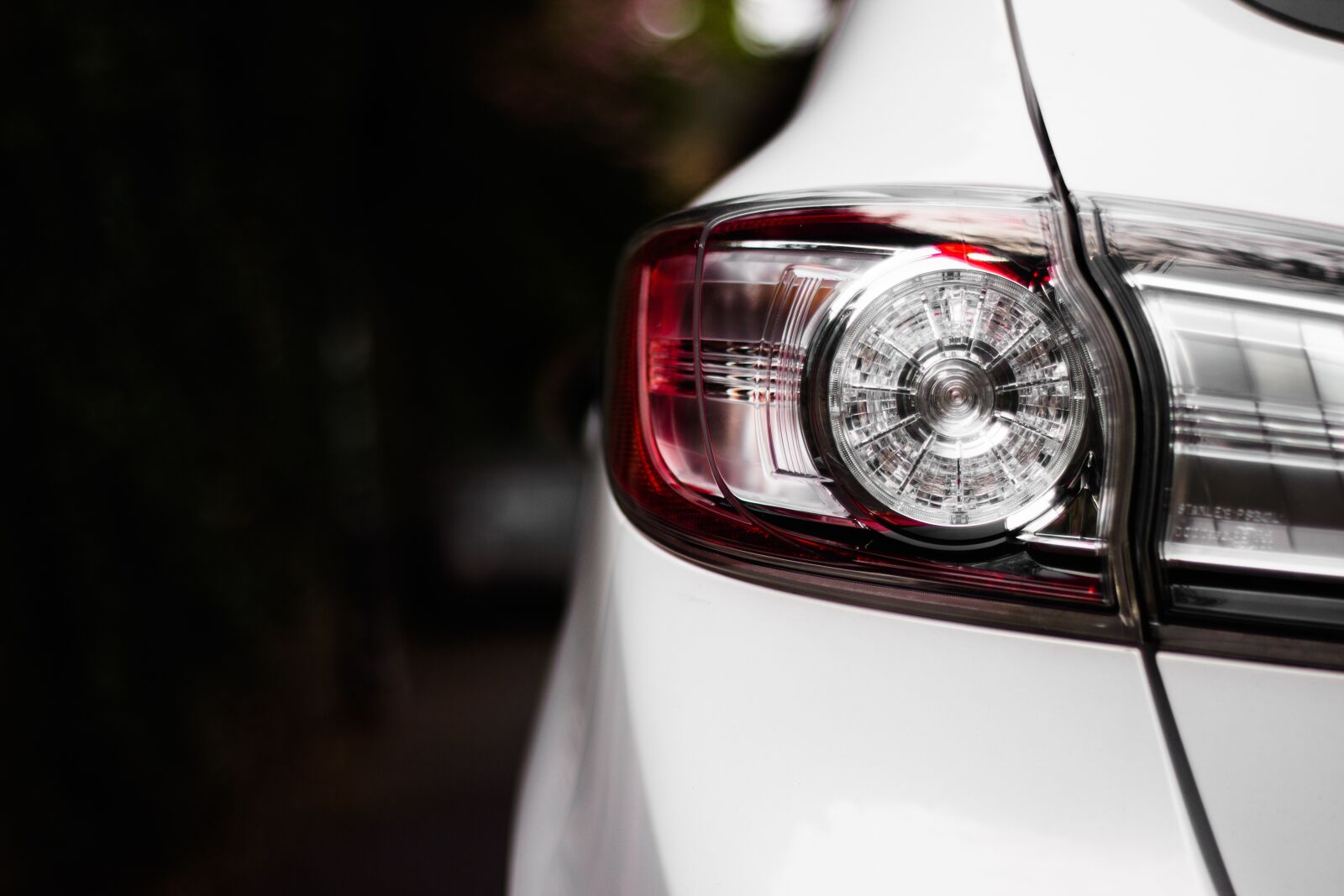 Canon EOS 600D (Rebel EOS T3i / EOS Kiss X5) + Canon EF 50mm F1.8 II sample photo. Car, light, macro photography