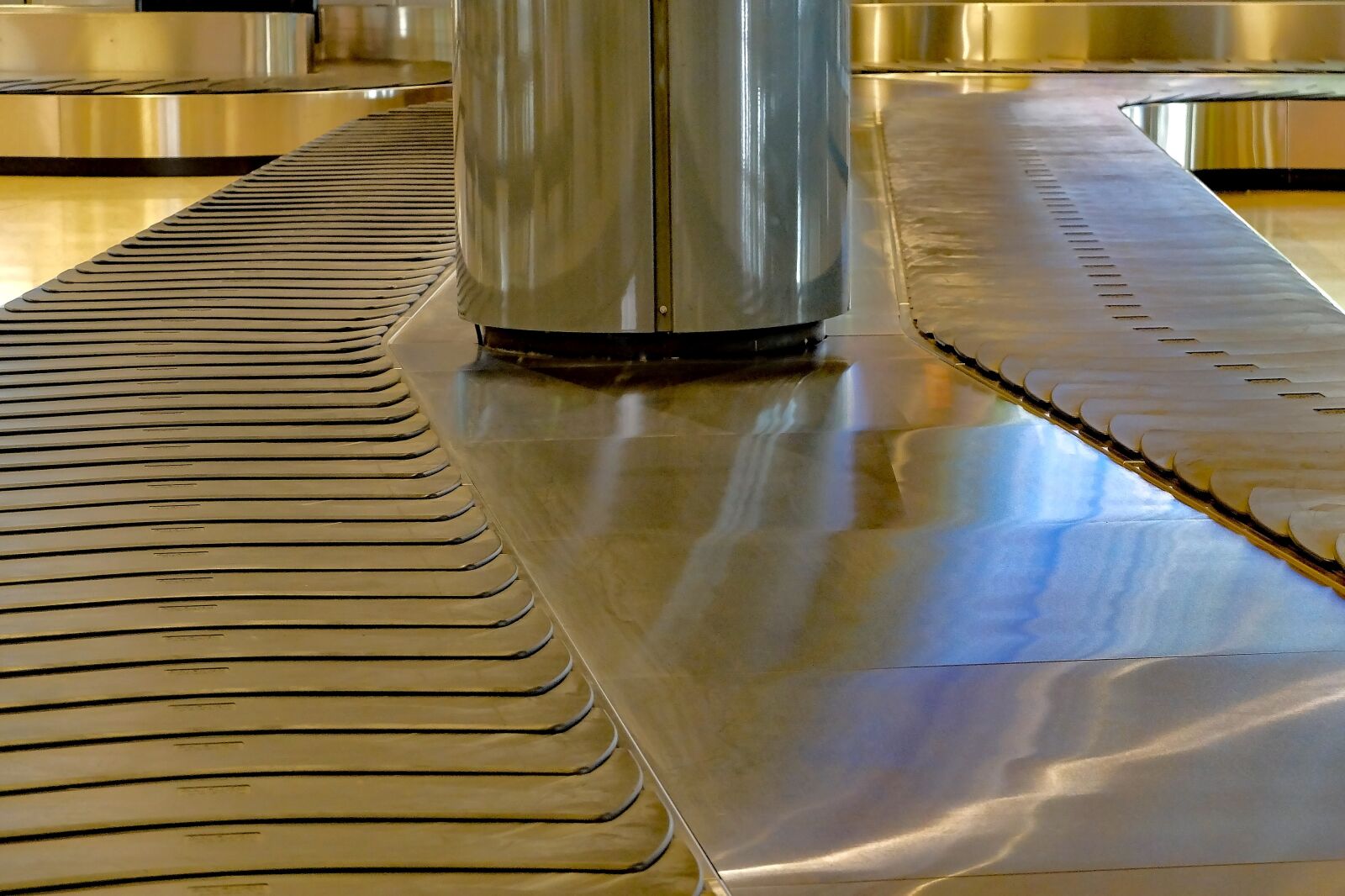 Fujifilm X30 sample photo. Luggage conveyor, carousel, airport photography