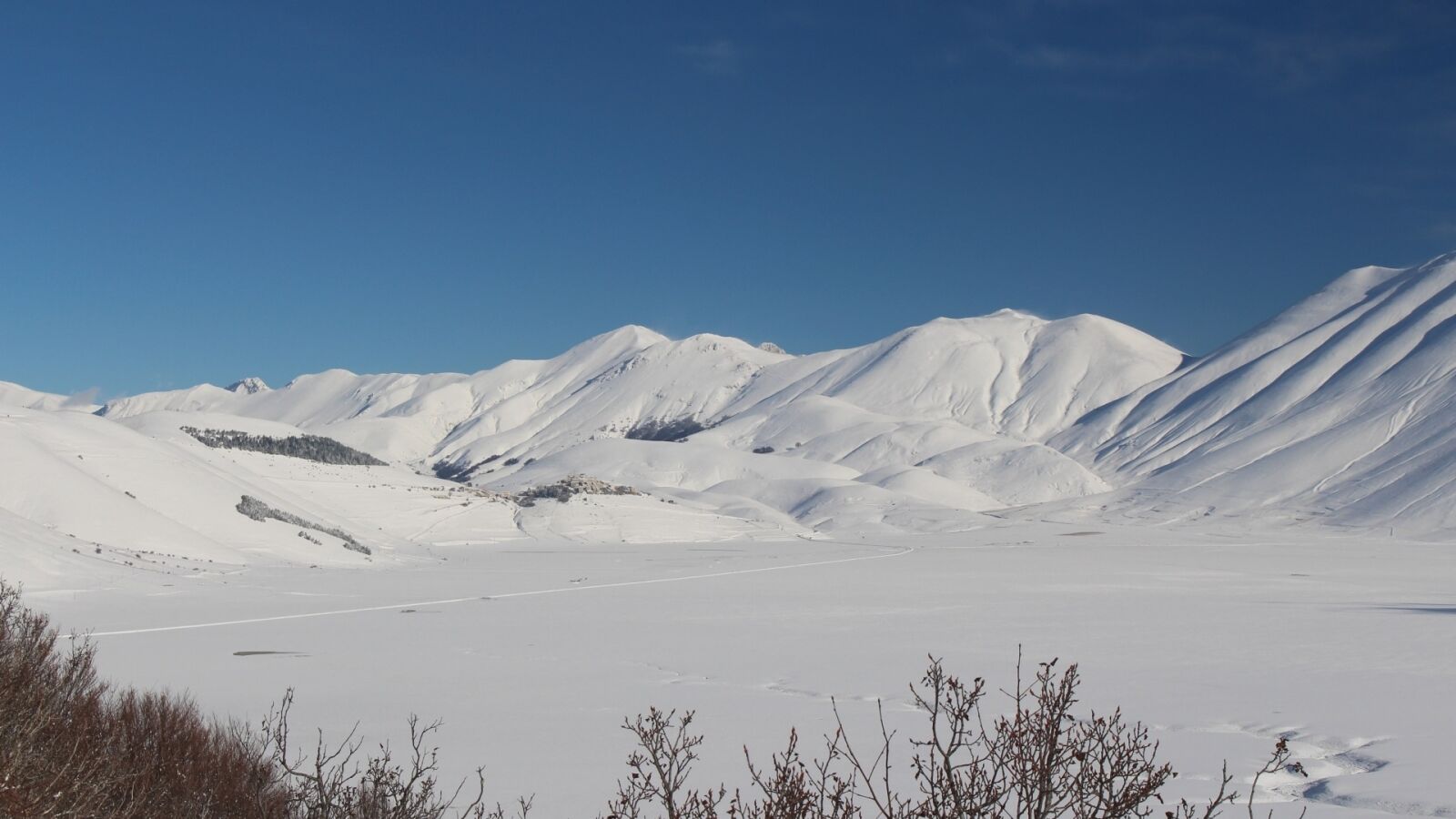 Canon EOS 700D (EOS Rebel T5i / EOS Kiss X7i) sample photo. Castelluccio, mountains, snow photography